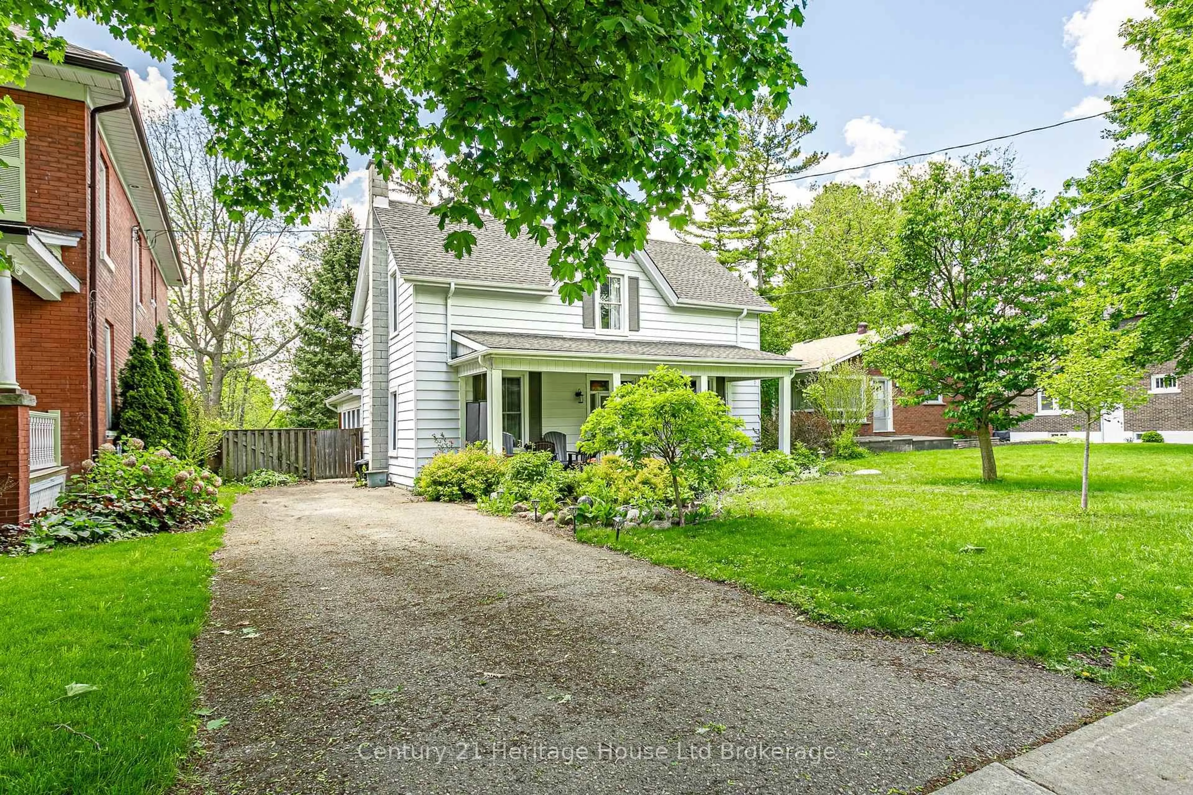 A pic from outside/outdoor area/front of a property/back of a property/a pic from drone, street for 129 Delatre St, Woodstock Ontario N4S 6C1