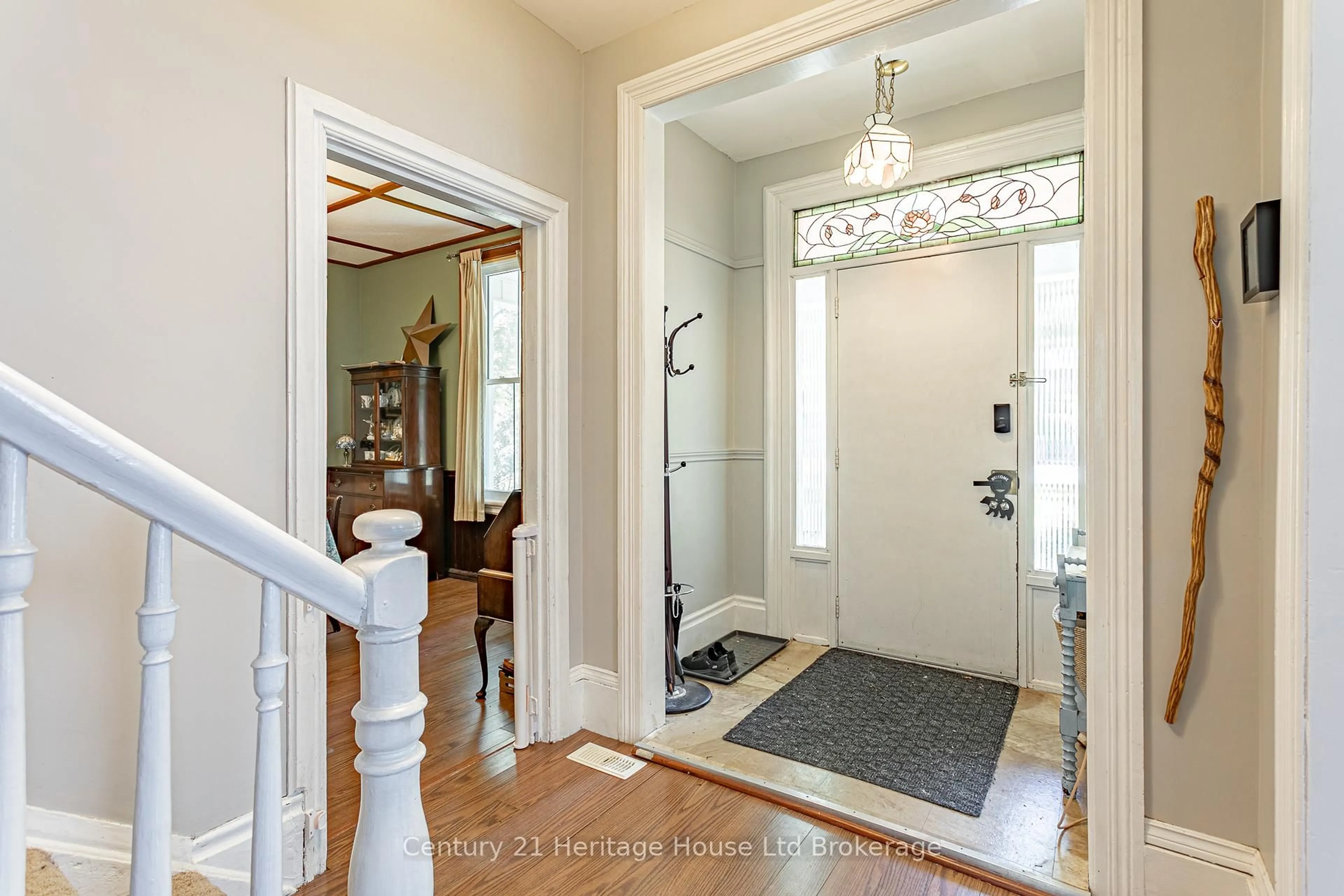 Indoor entryway for 129 Delatre St, Woodstock Ontario N4S 6C1