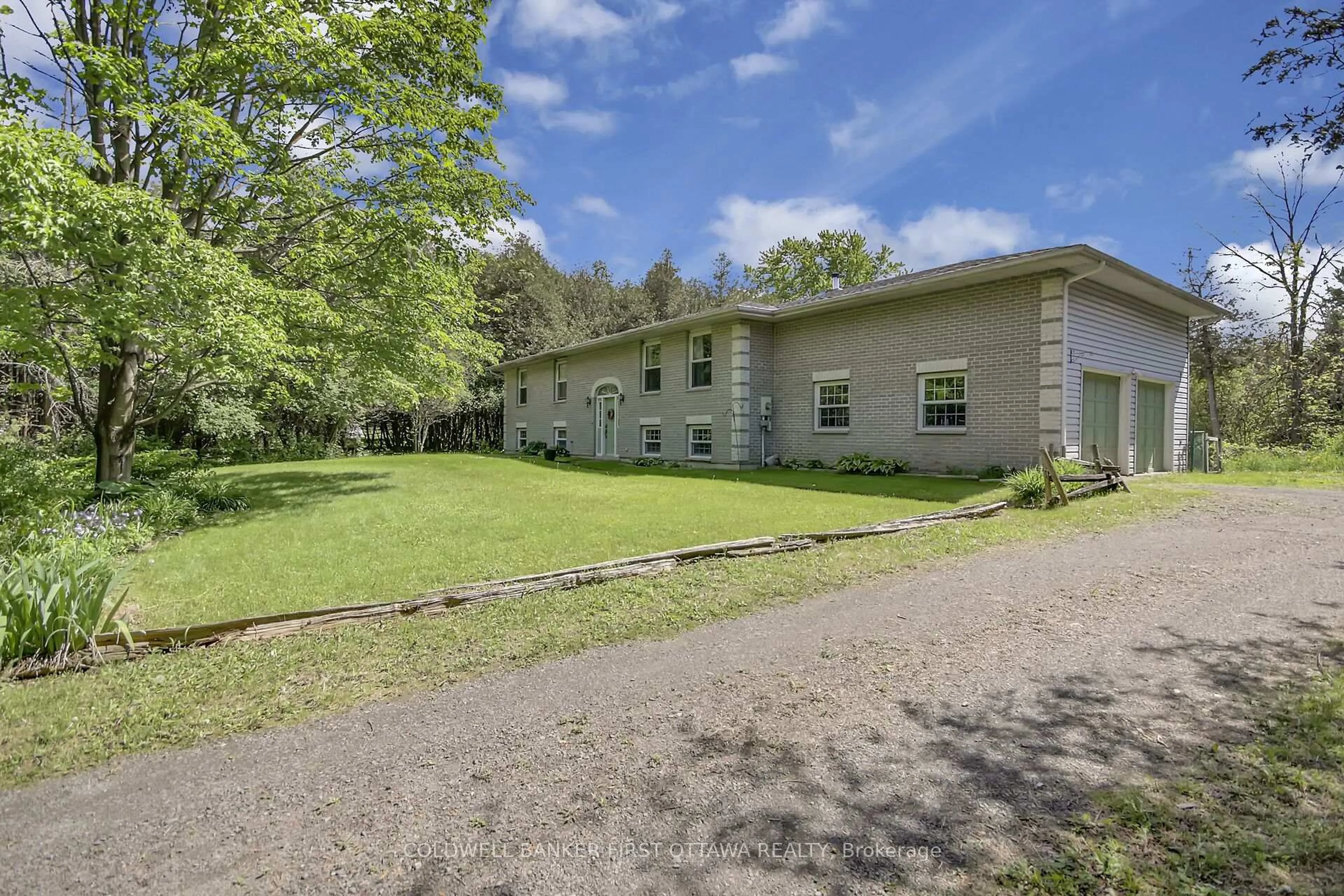A pic from outside/outdoor area/front of a property/back of a property/a pic from drone, unknown for 272 Muldoon Rd, North Grenville Ontario K0G 1J0