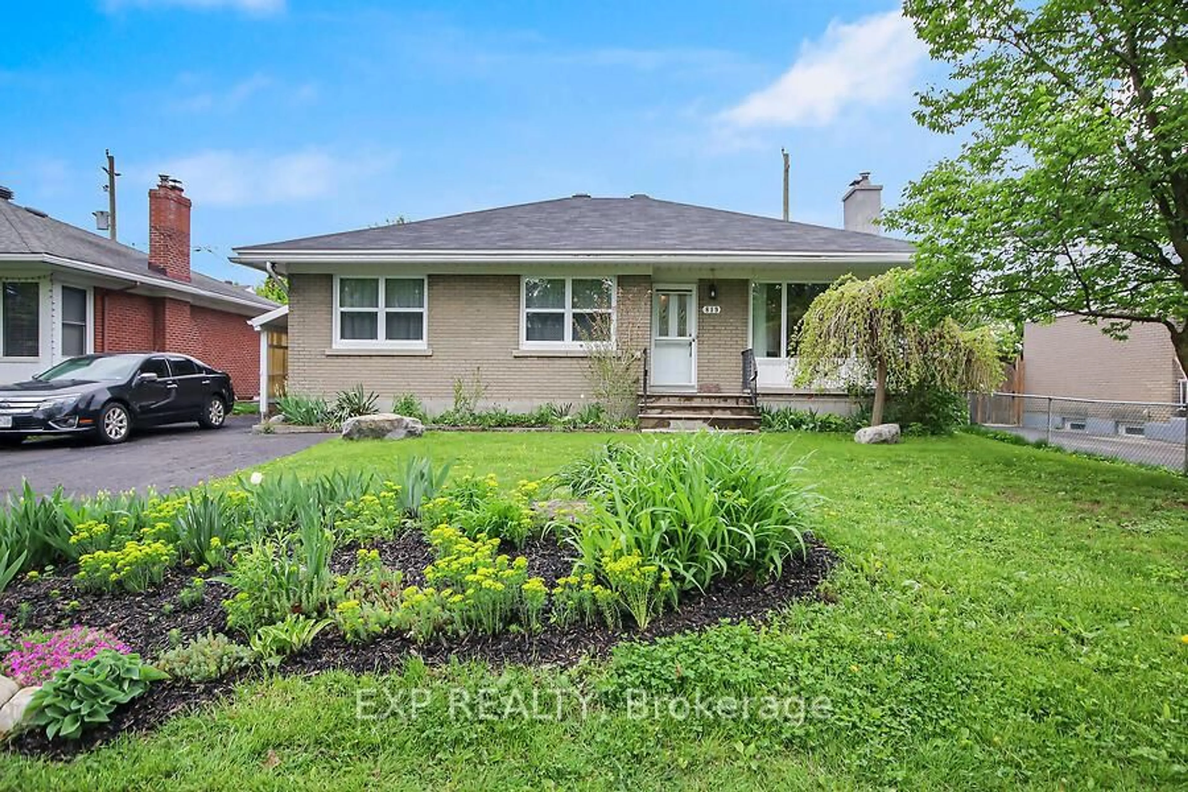Home with brick exterior material, street for 819 hamlet Rd, Ottawa Ontario K1G 1R1