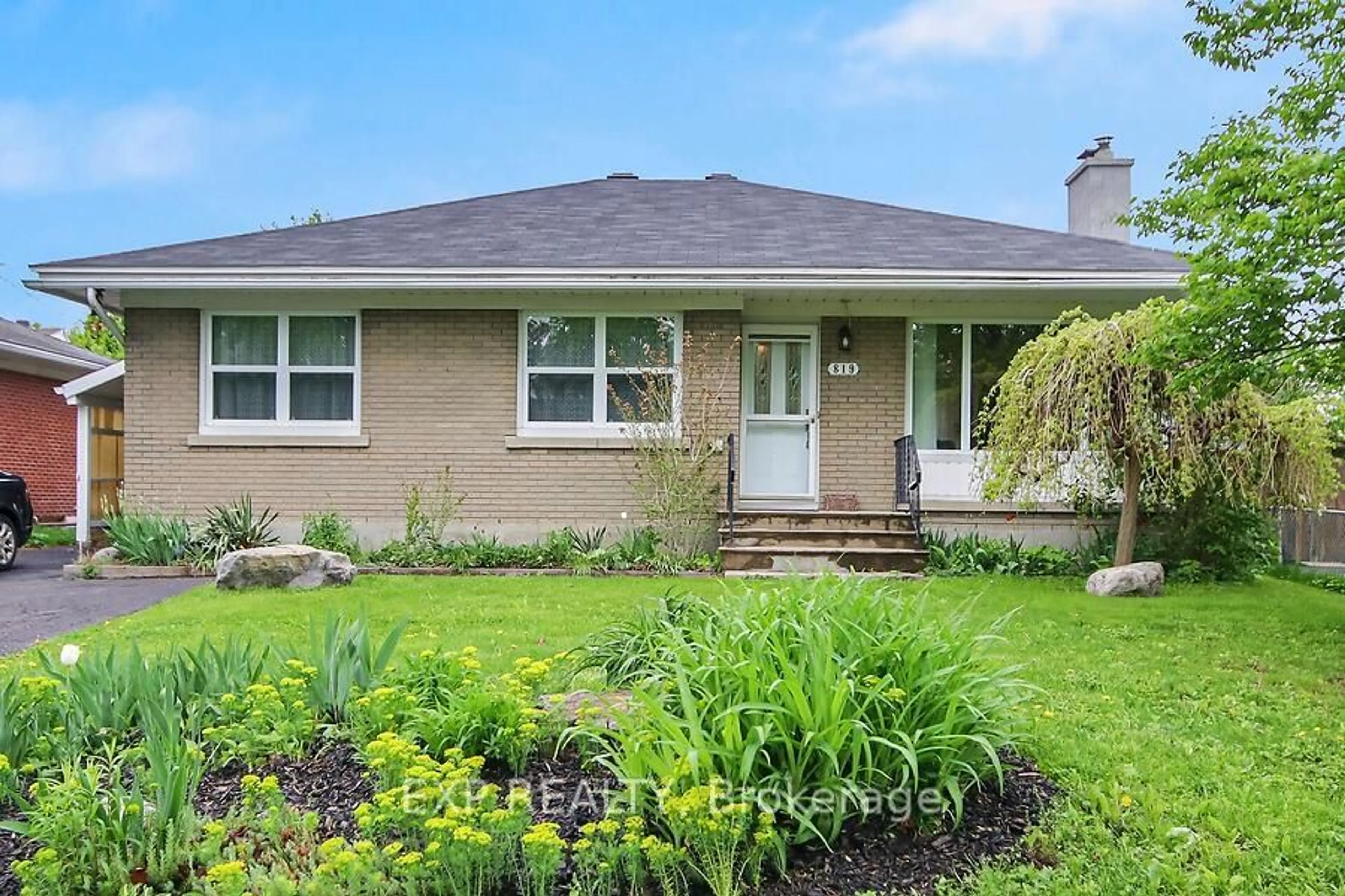Home with brick exterior material, street for 819 hamlet Rd, Ottawa Ontario K1G 1R1