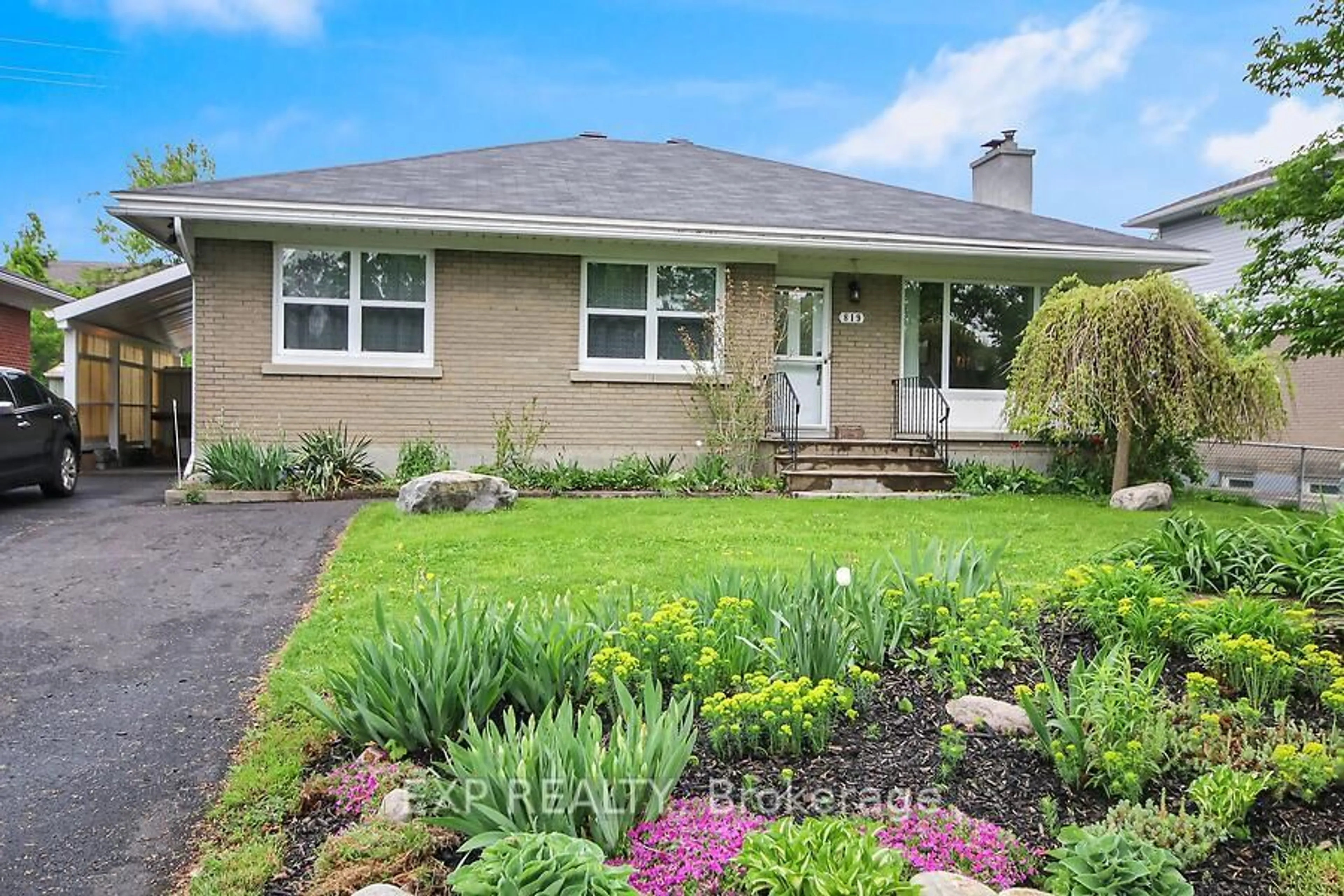 Home with vinyl exterior material, street for 819 hamlet Rd, Ottawa Ontario K1G 1R1