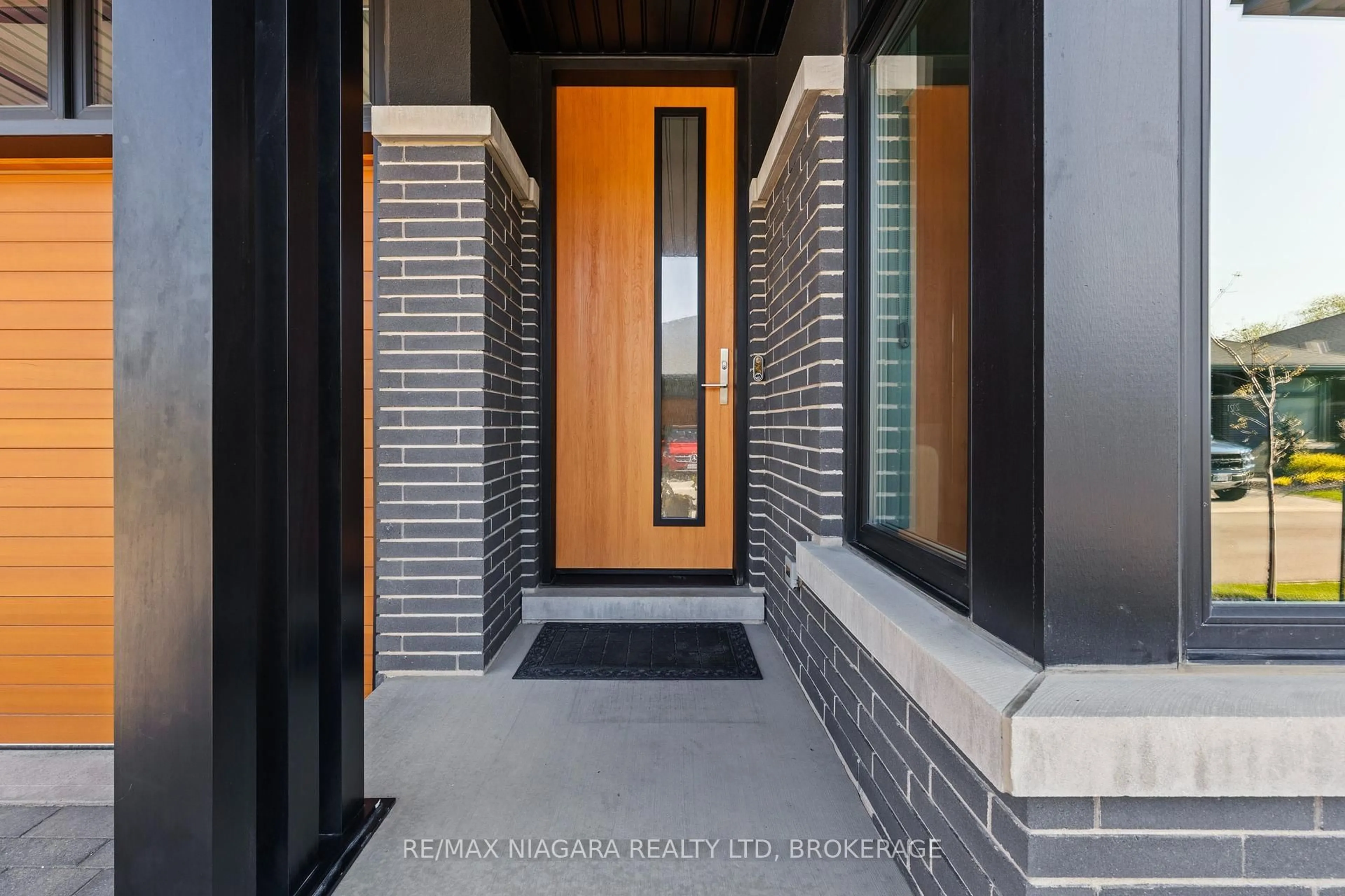 Indoor entryway for 10 Taliesin Tr #2, Welland Ontario L3C 5R2
