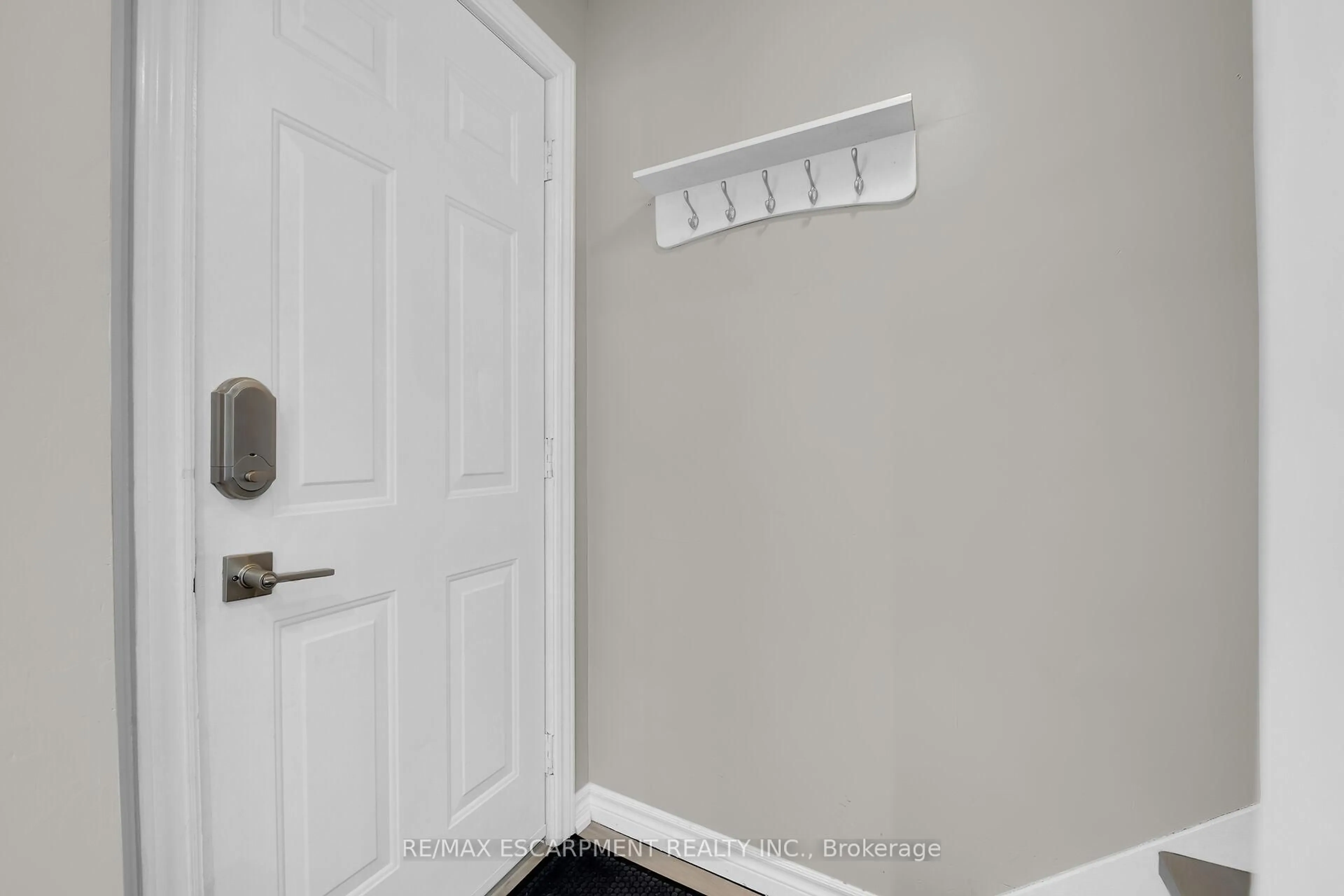 Indoor entryway for 88 Julian Ave, Hamilton Ontario L8H 5R7