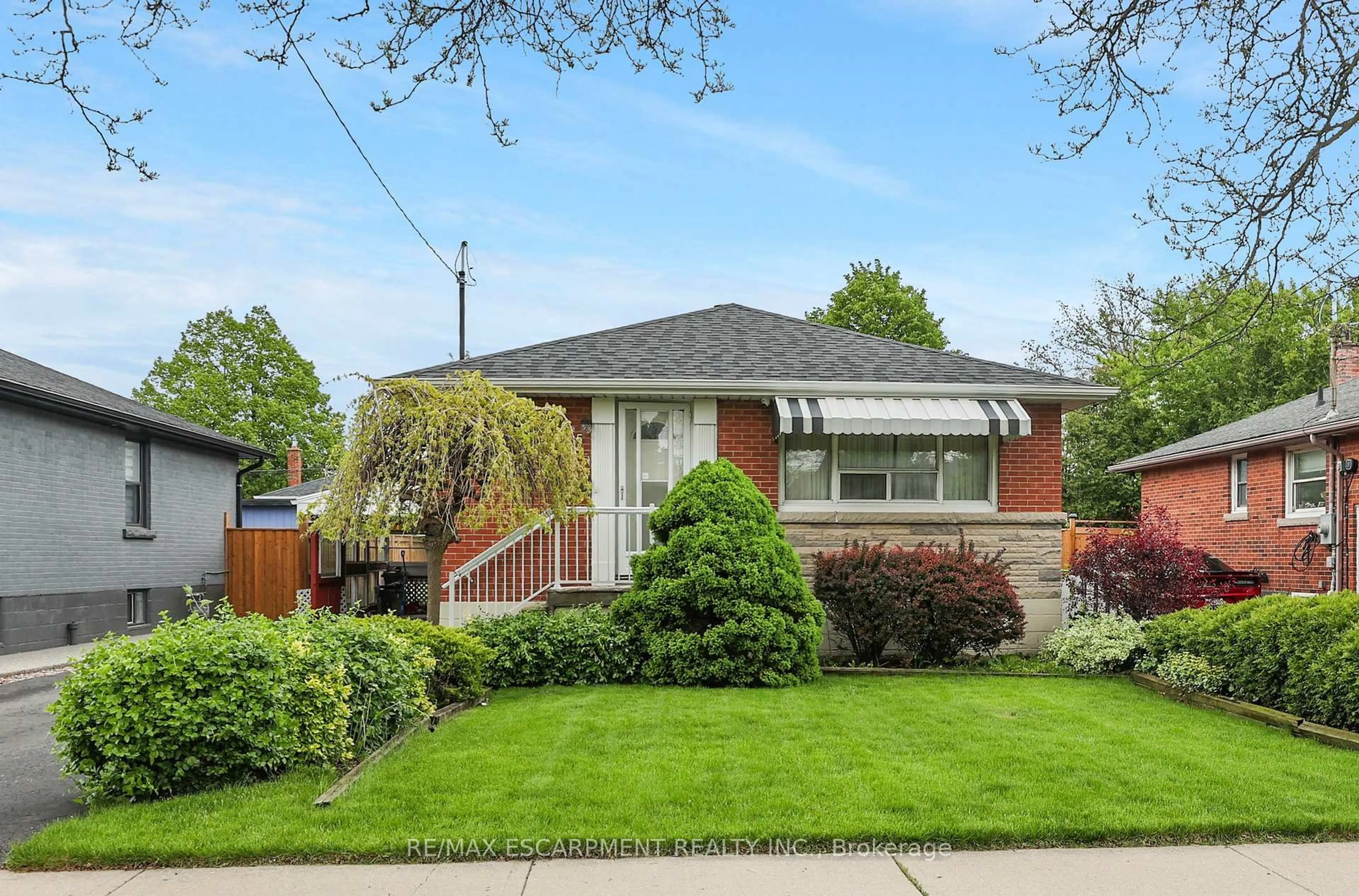 Home with brick exterior material, street for 435 East 43rd St, Hamilton Ontario L8T 3E4