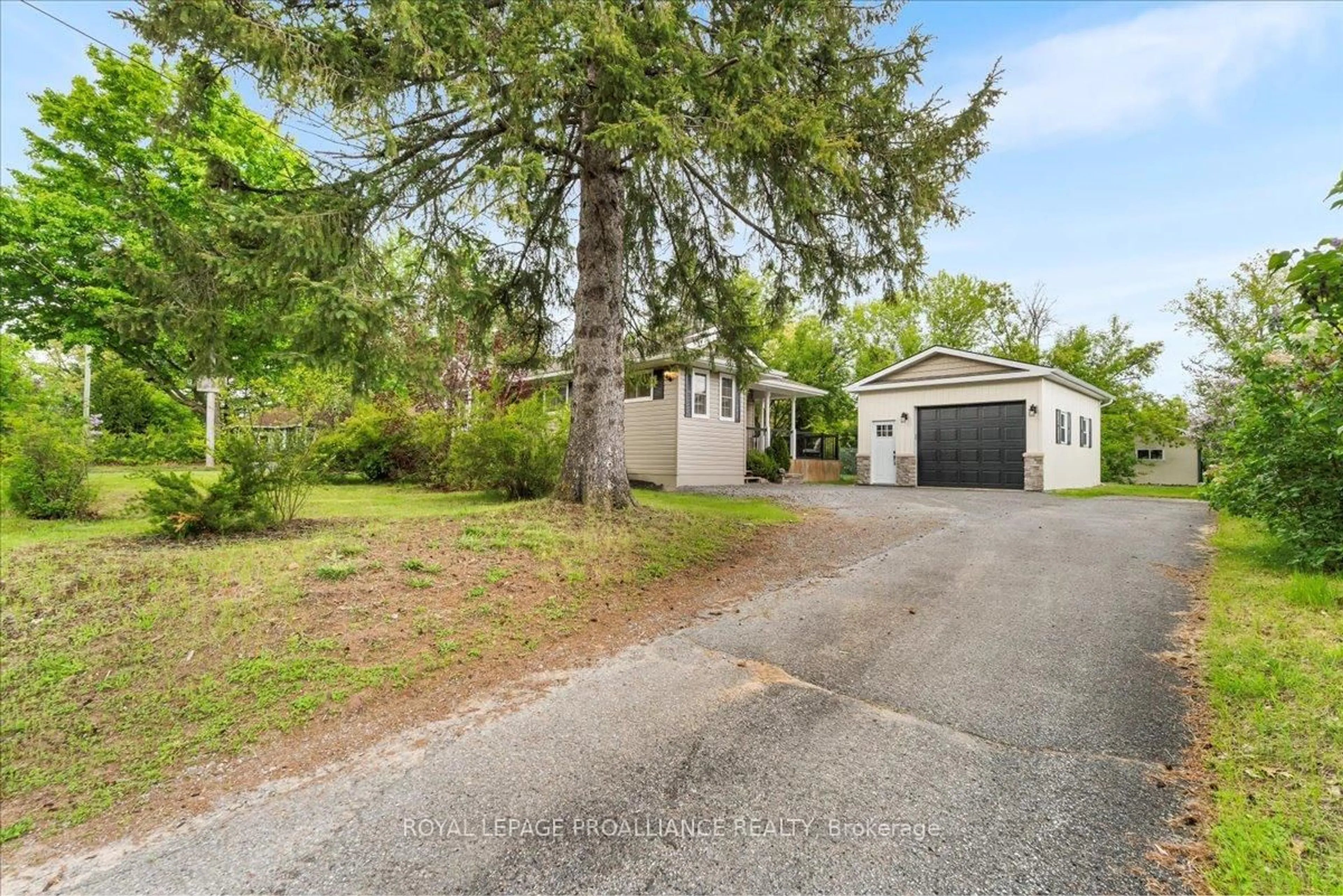 A pic from outside/outdoor area/front of a property/back of a property/a pic from drone, street for 29 Helyer Rd, Ingleside Ontario K8V 5P4