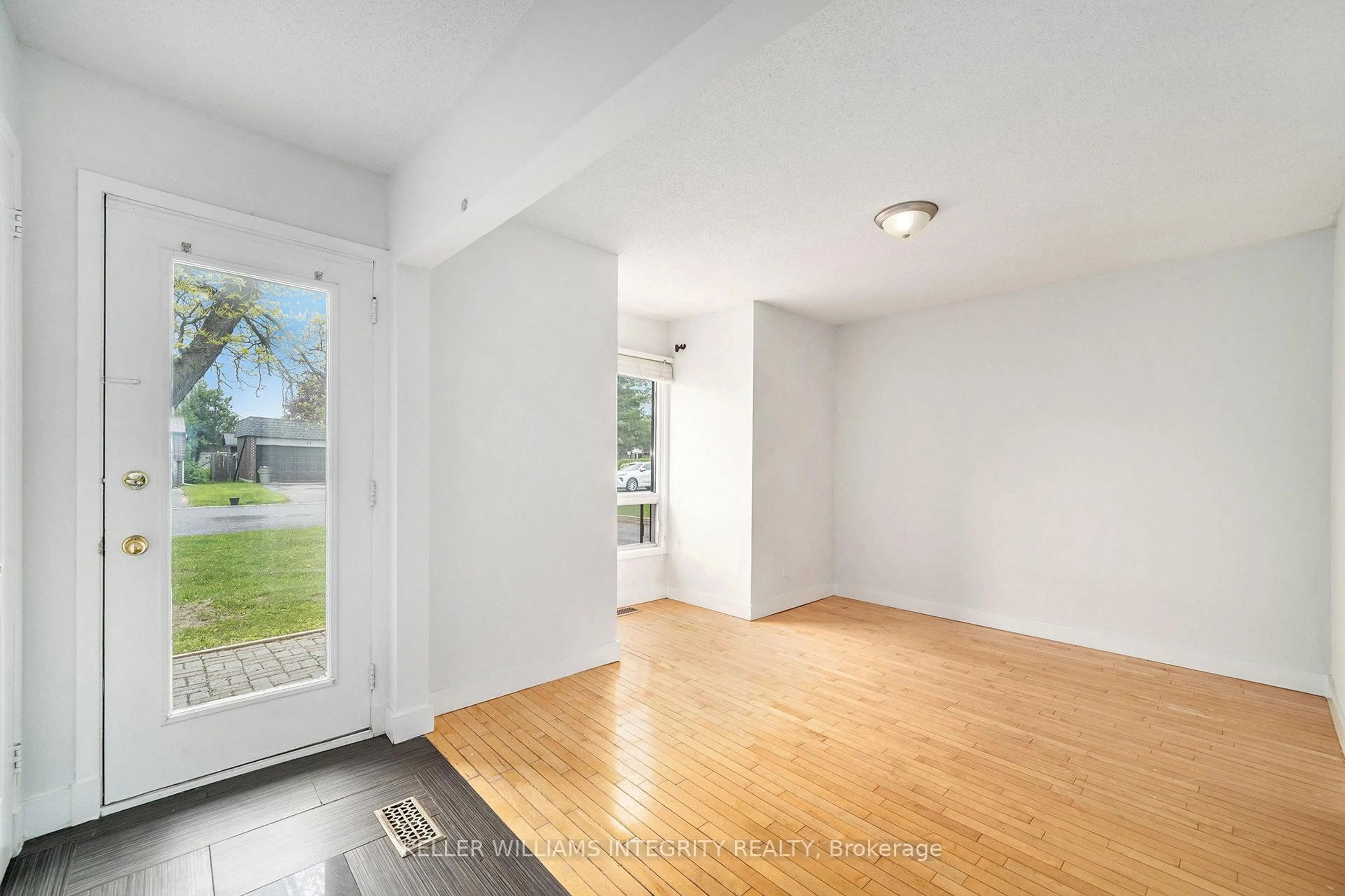 Indoor entryway for 24 Elvaston Ave, Ottawa Ontario K2G 3T4