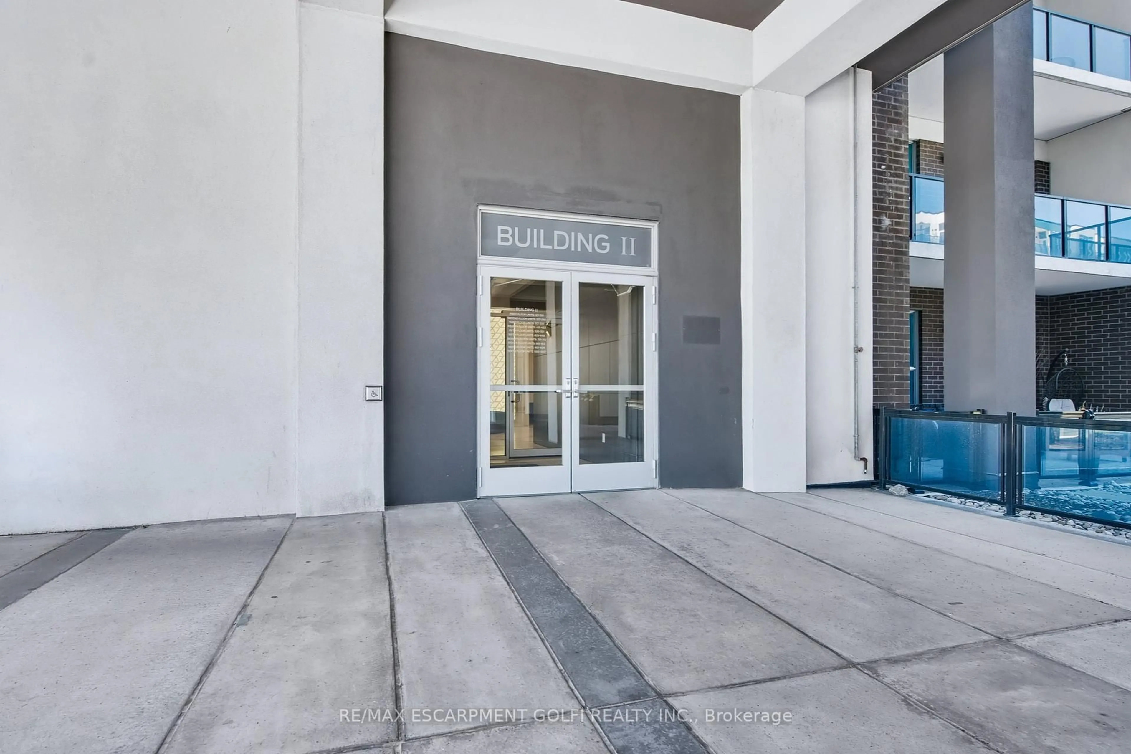 Indoor foyer for 16 Concord Pl #904, Grimsby Ontario L3M 4E8
