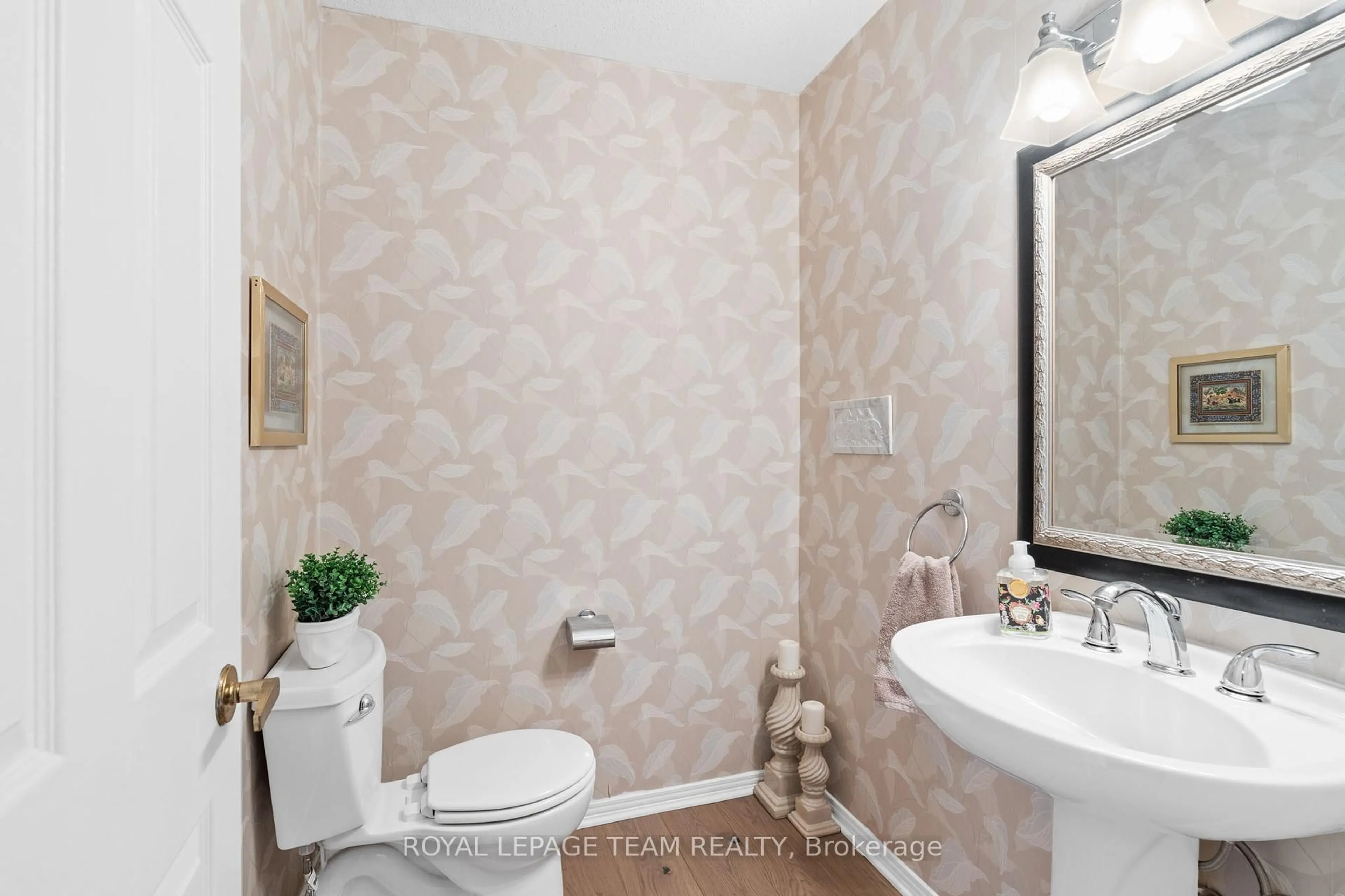 Standard bathroom, ceramic/tile floor for 5533 South Island Park Dr, Ottawa Ontario K4M 1J2