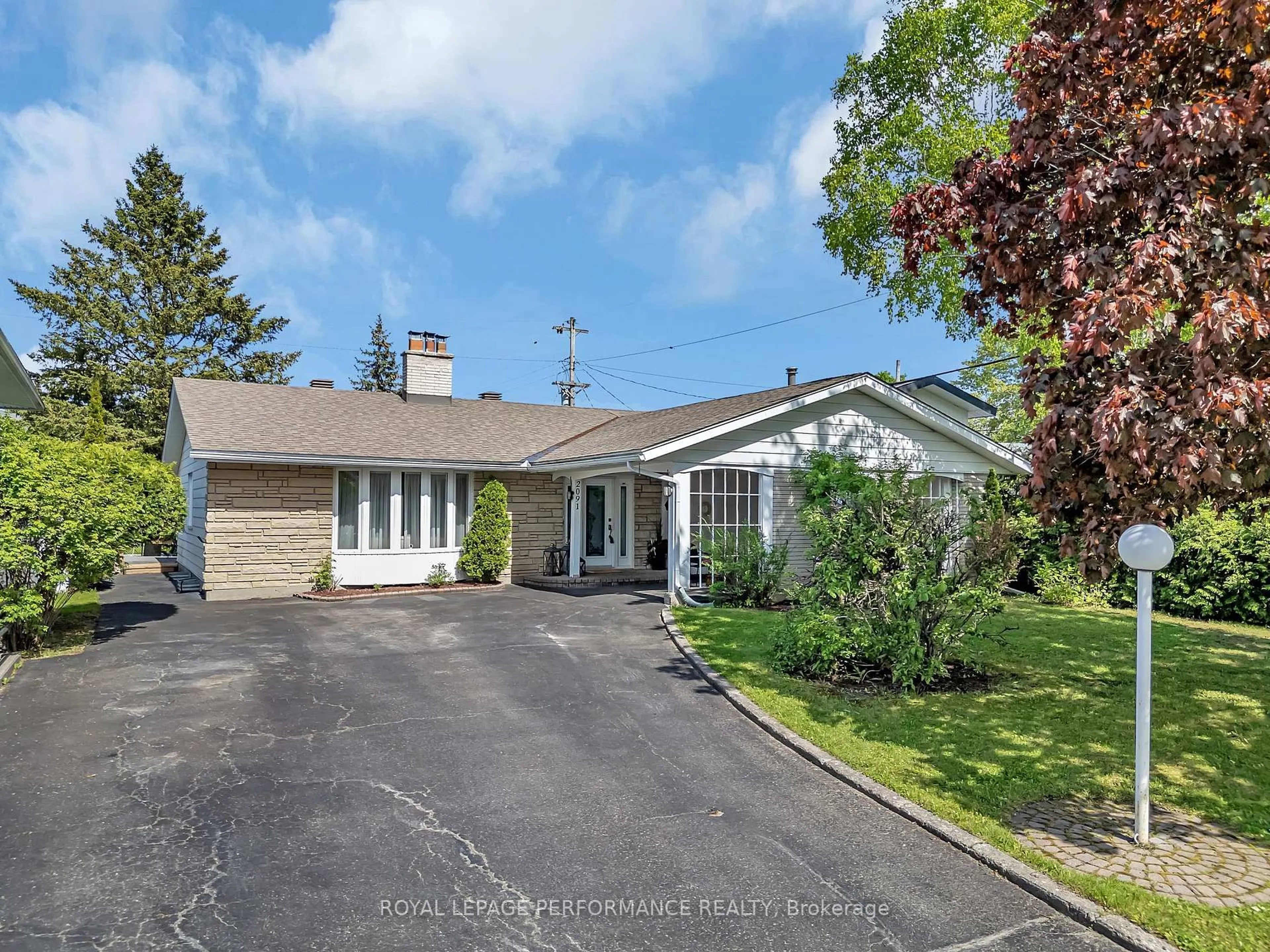 A pic from outside/outdoor area/front of a property/back of a property/a pic from drone, street for 2091 Tawney Rd, Ottawa Ontario K1G 1B9