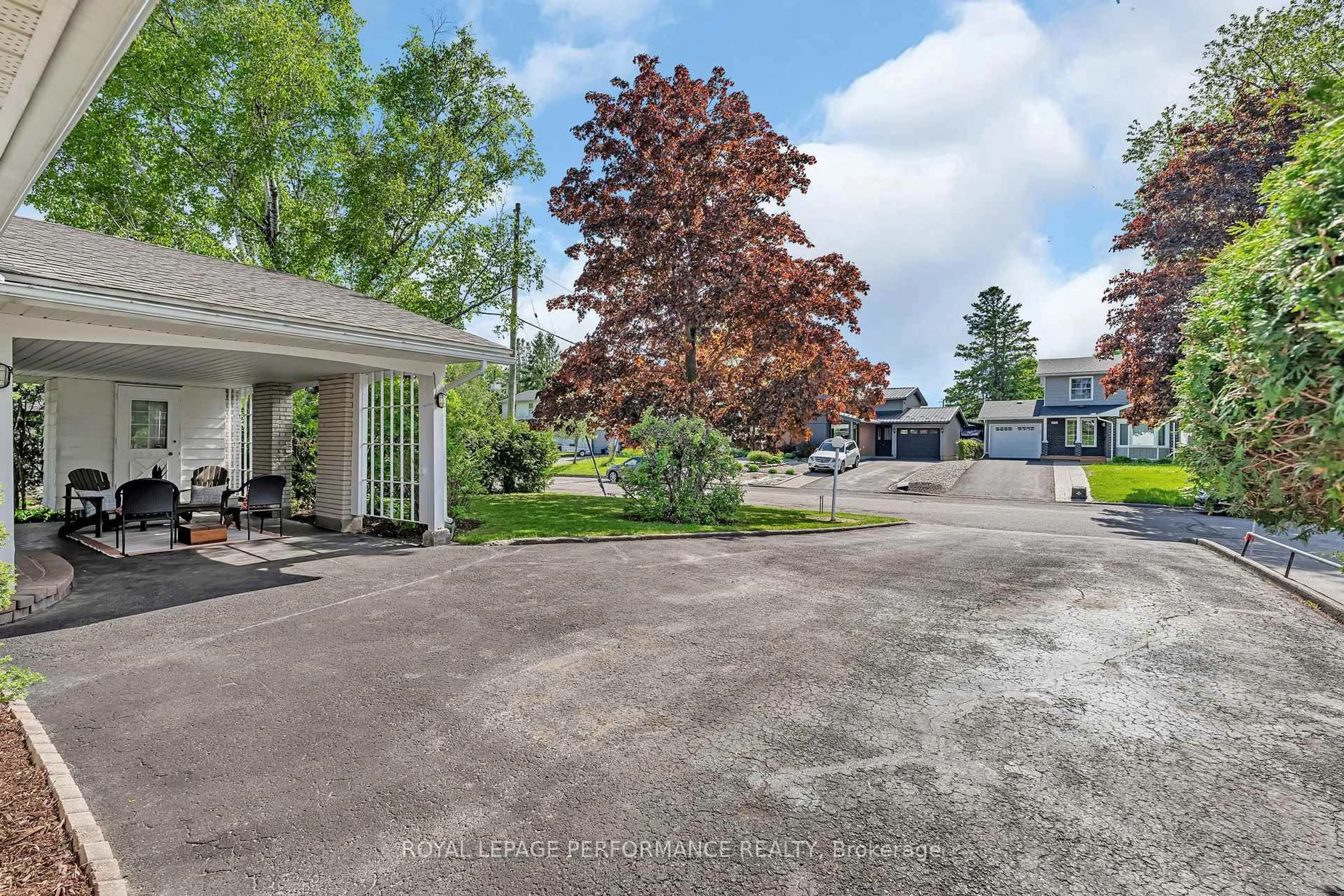 A pic from outside/outdoor area/front of a property/back of a property/a pic from drone, street for 2091 Tawney Rd, Ottawa Ontario K1G 1B9