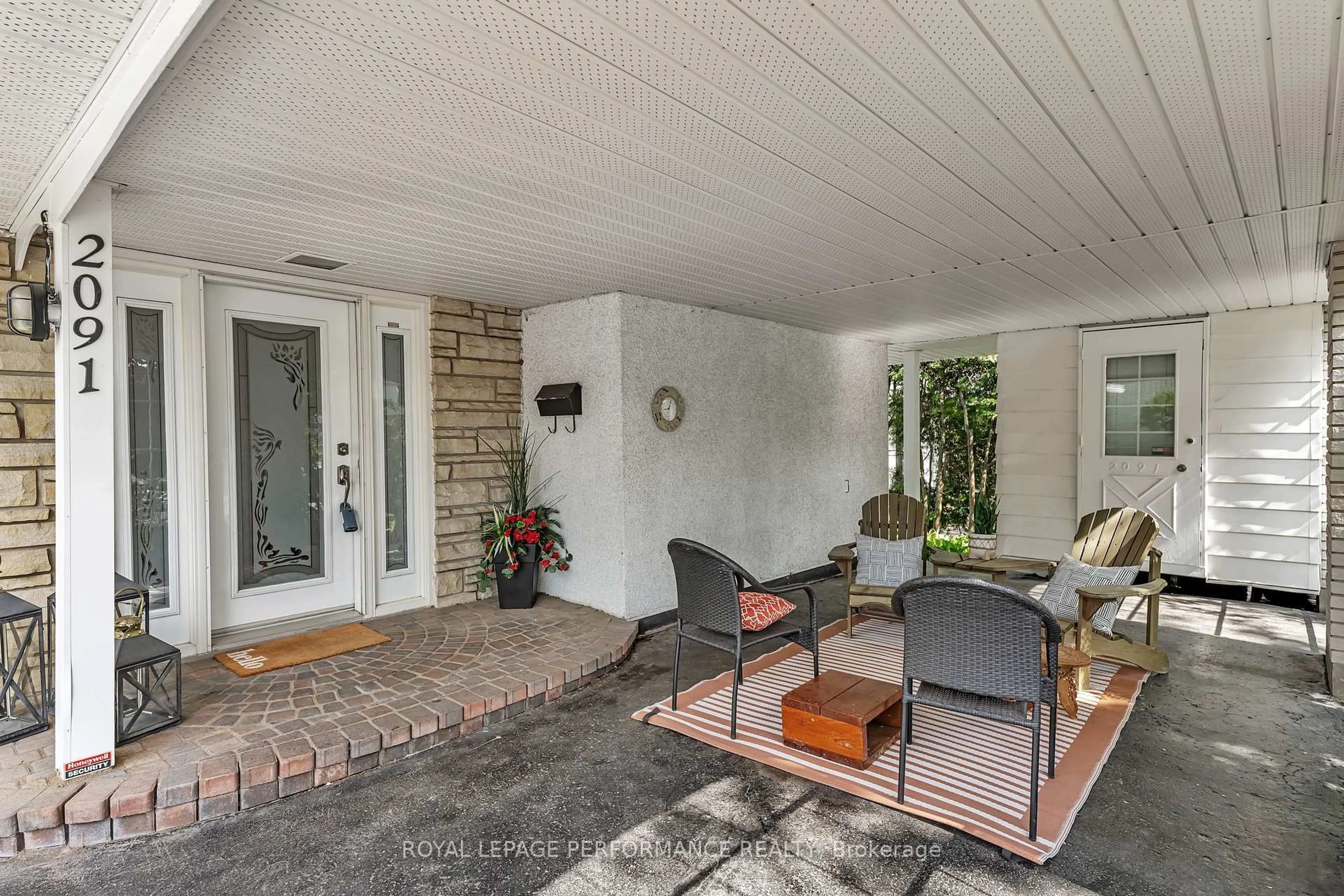 Patio, street for 2091 Tawney Rd, Ottawa Ontario K1G 1B9