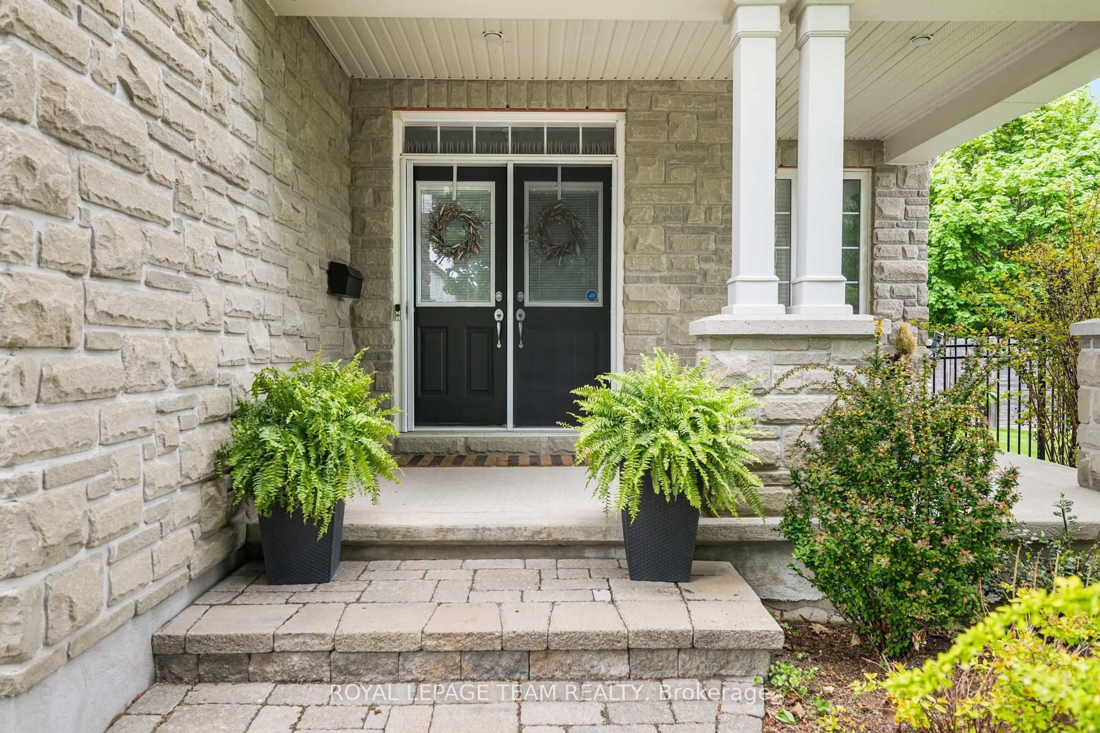 Indoor entryway for 47 Blackshire Circ, Ottawa Ontario K2J 5M2