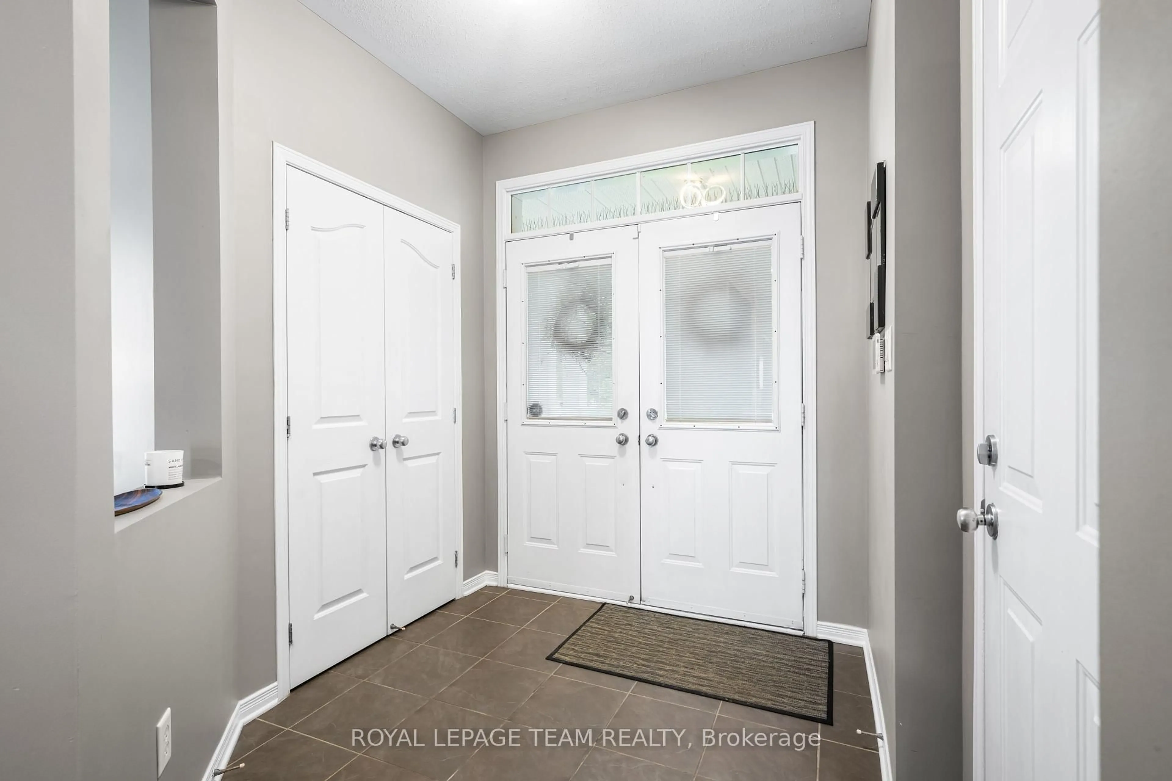 Indoor entryway for 47 Blackshire Circ, Ottawa Ontario K2J 5M2