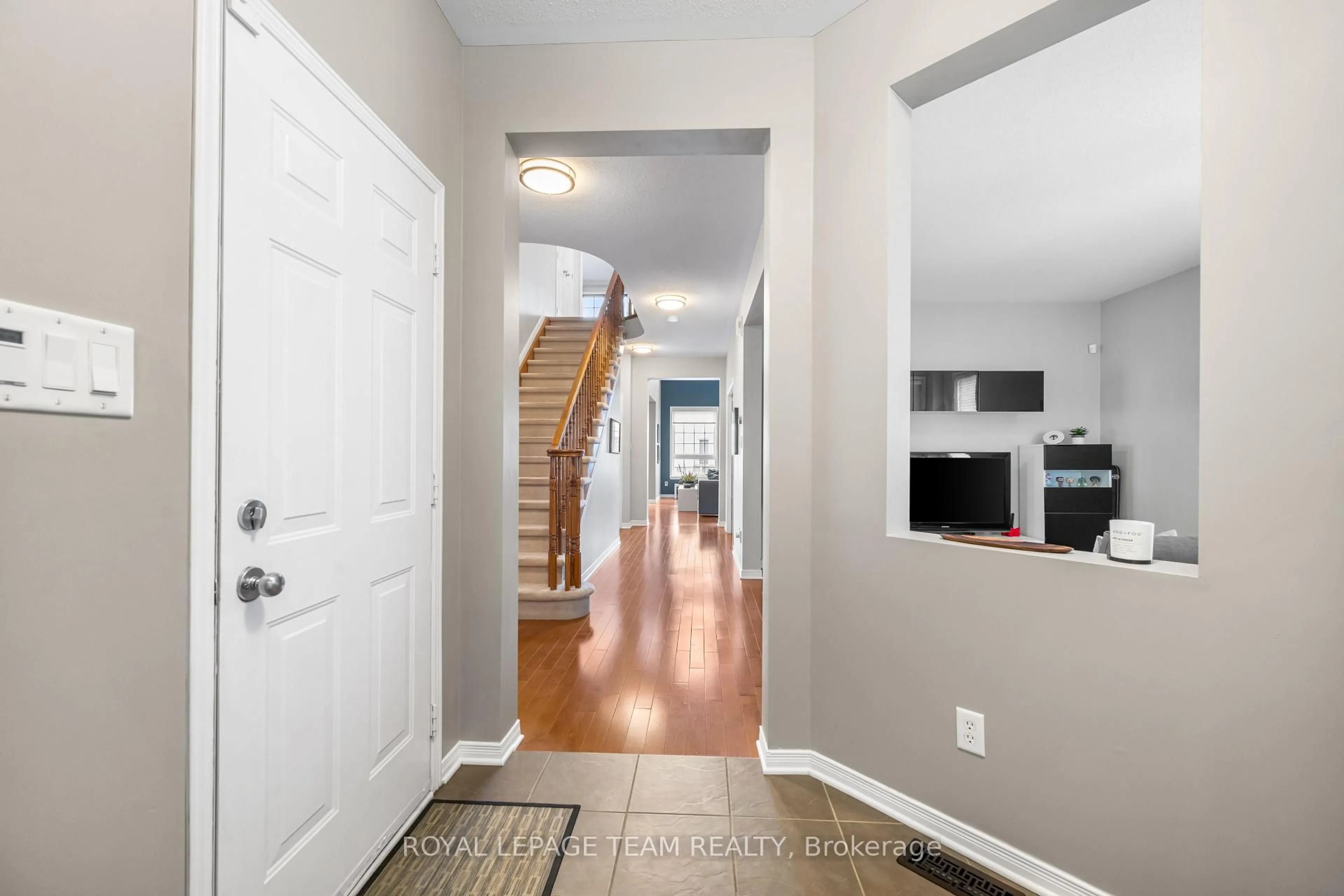 Indoor entryway for 47 Blackshire Circ, Ottawa Ontario K2J 5M2