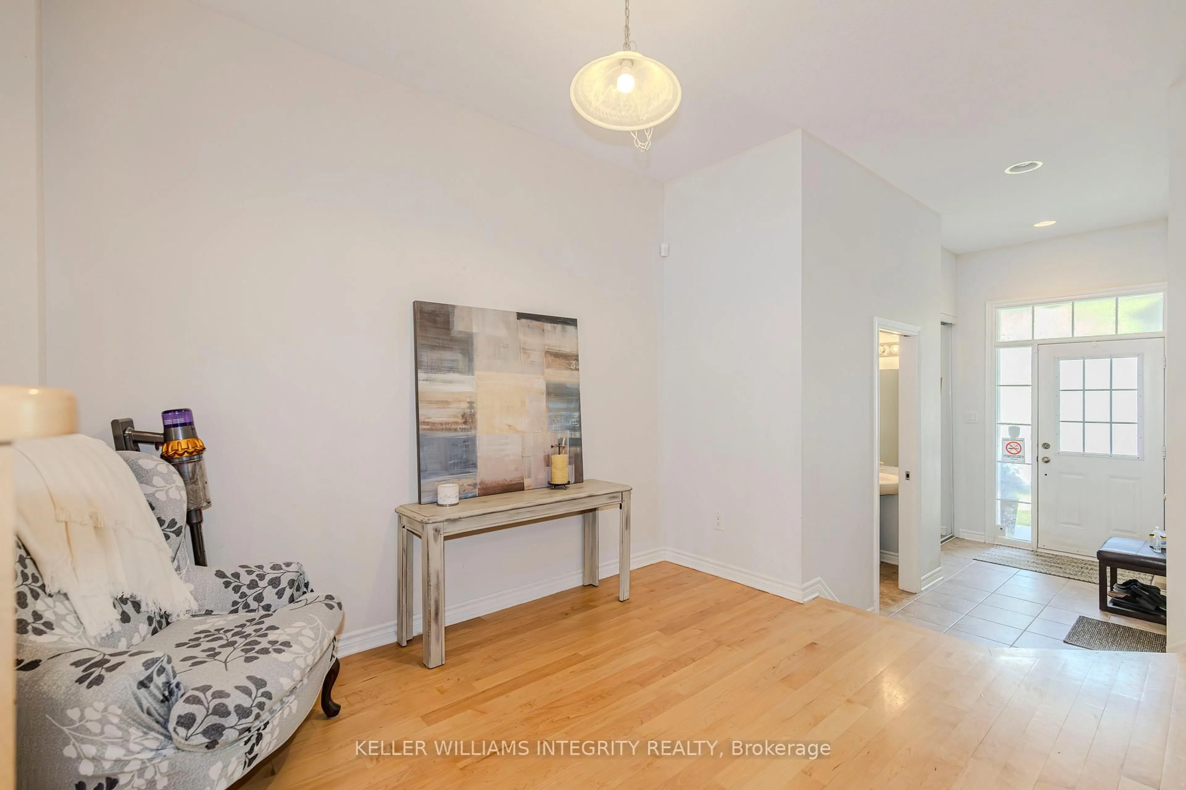 Indoor entryway for 564 Remnor Ave, Ottawa Ontario K2T 0A5
