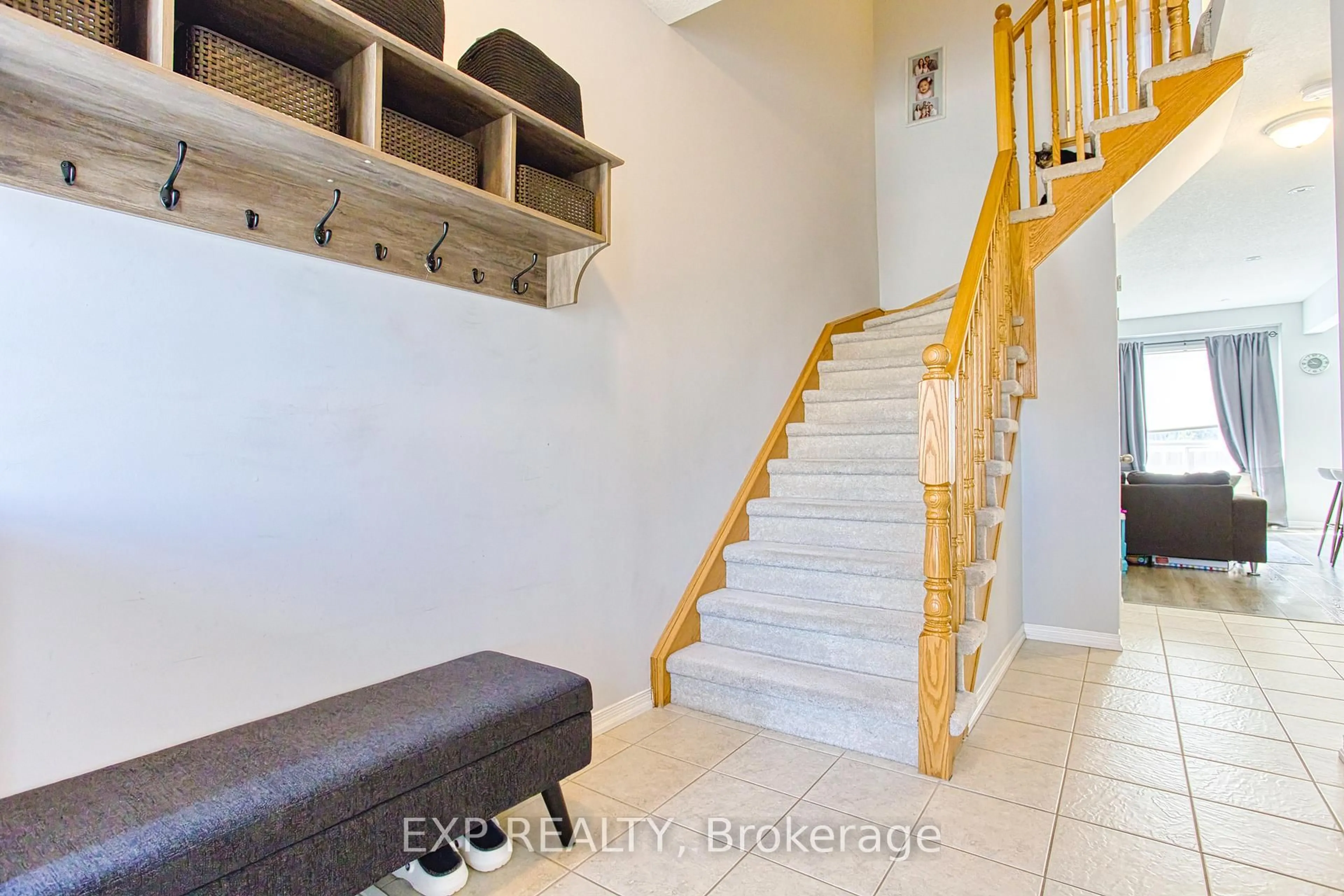 Indoor entryway for 88 Palacebeach Tr, Hamilton Ontario L8E 0B8