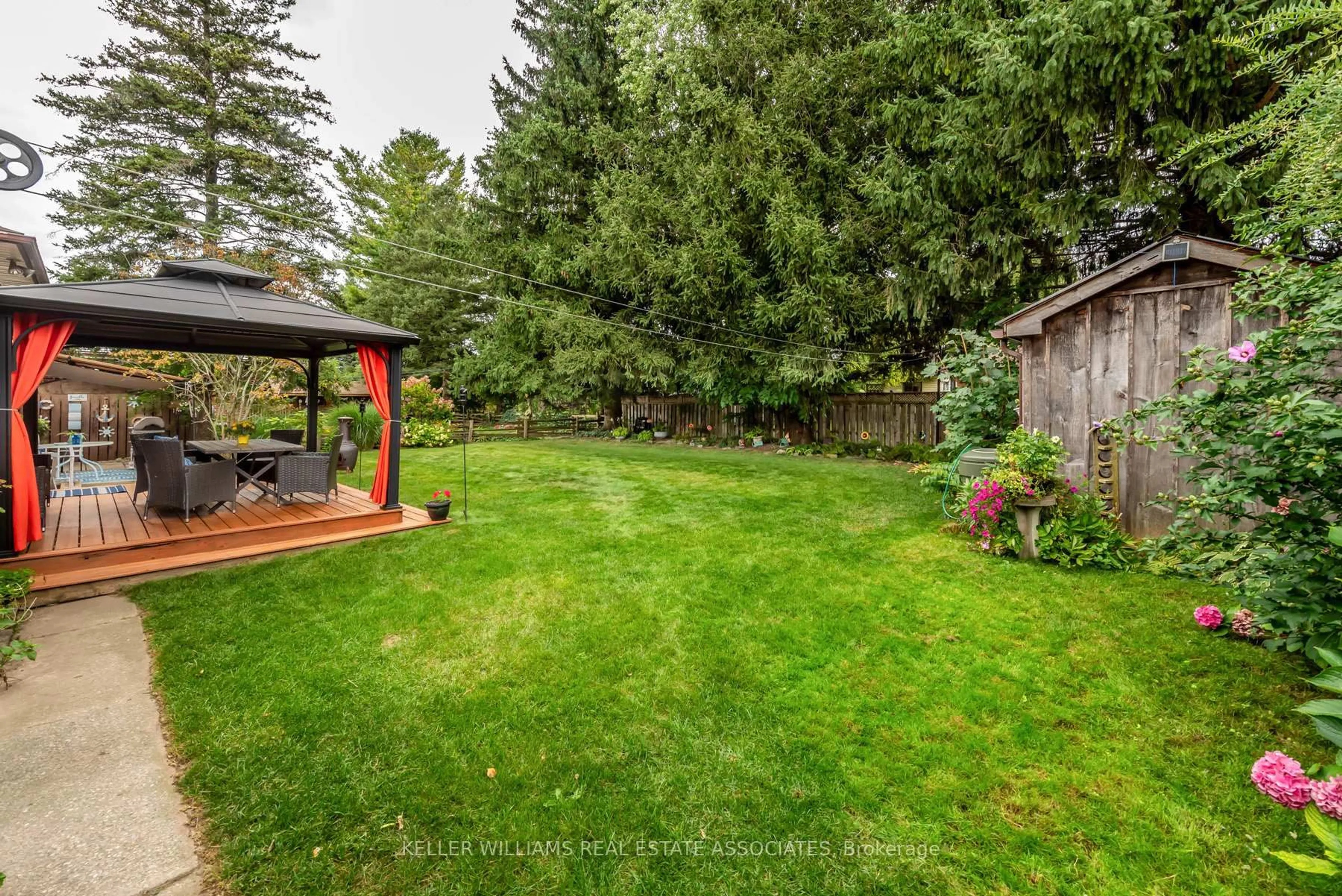 Patio, forest/trees view for 43 KENSINGTON Ave, Brantford Ontario N3R 5S7