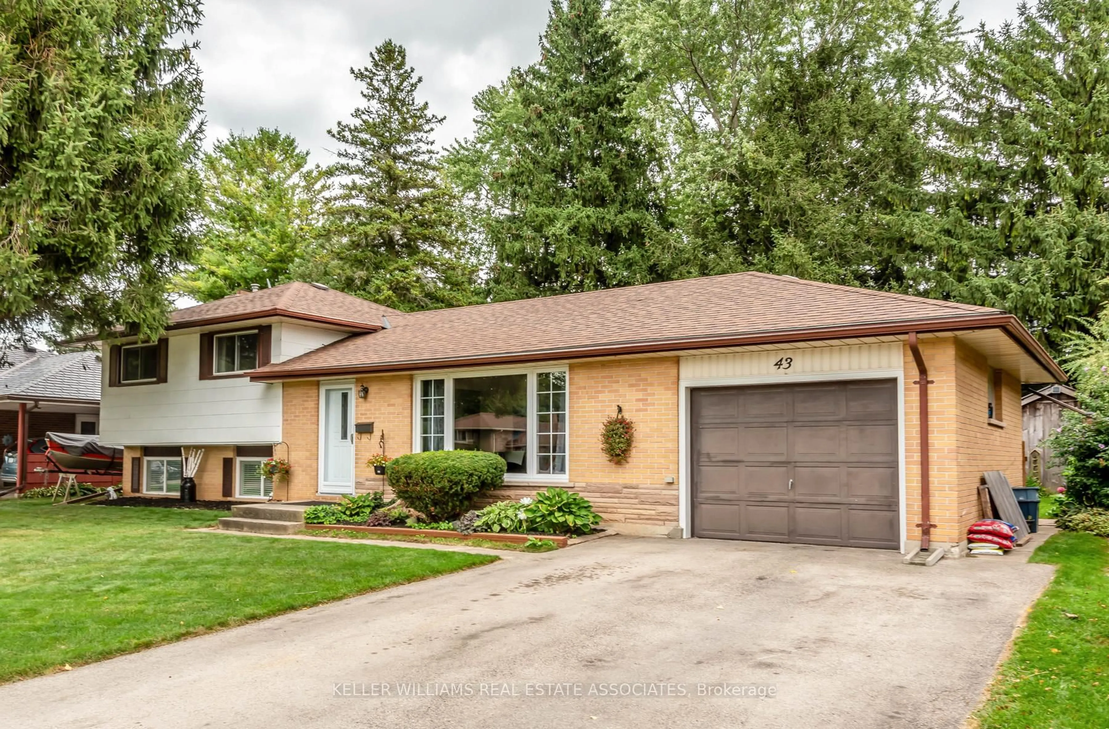 Home with brick exterior material, street for 43 KENSINGTON Ave, Brantford Ontario N3R 5S7