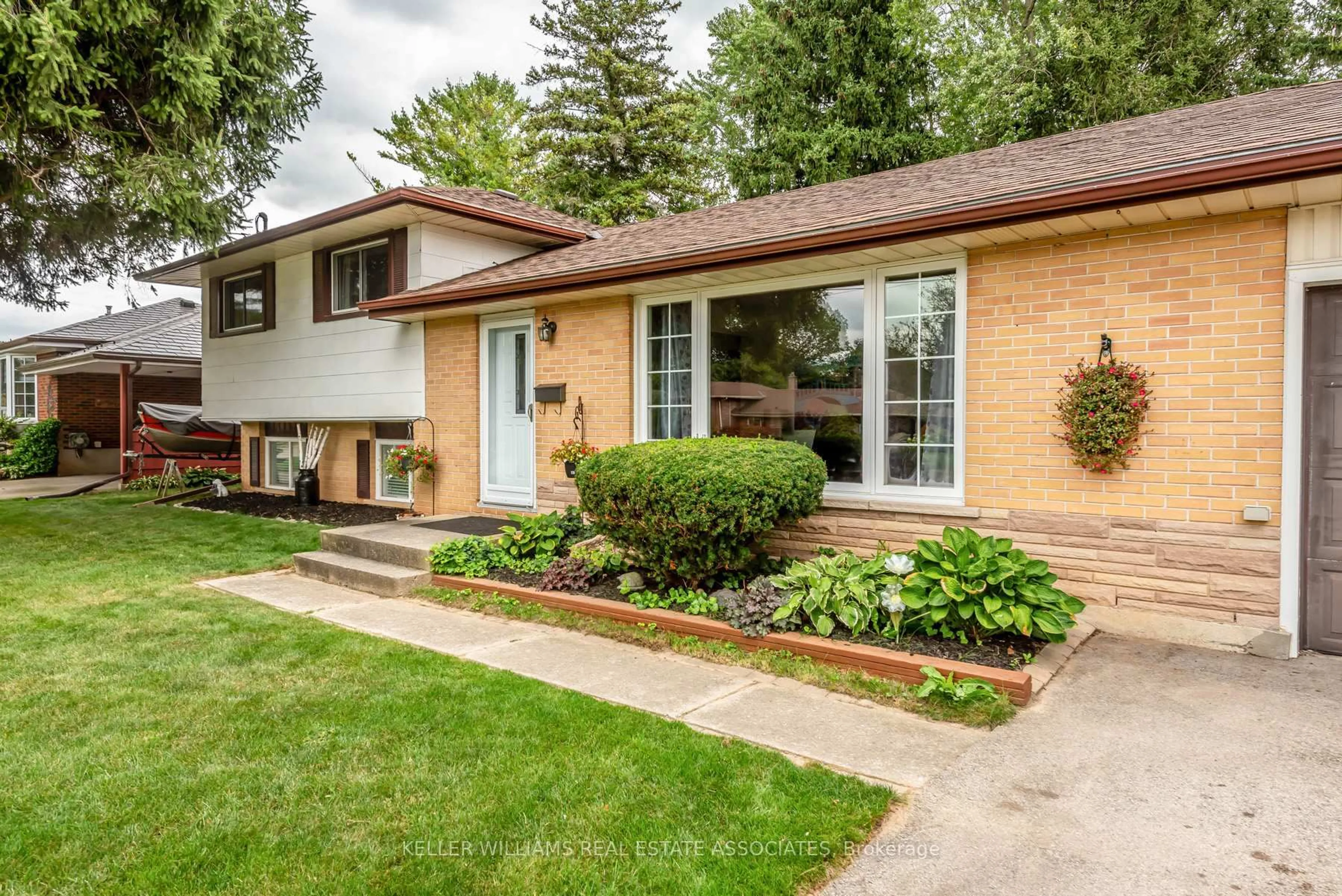 Home with brick exterior material, street for 43 KENSINGTON Ave, Brantford Ontario N3R 5S7