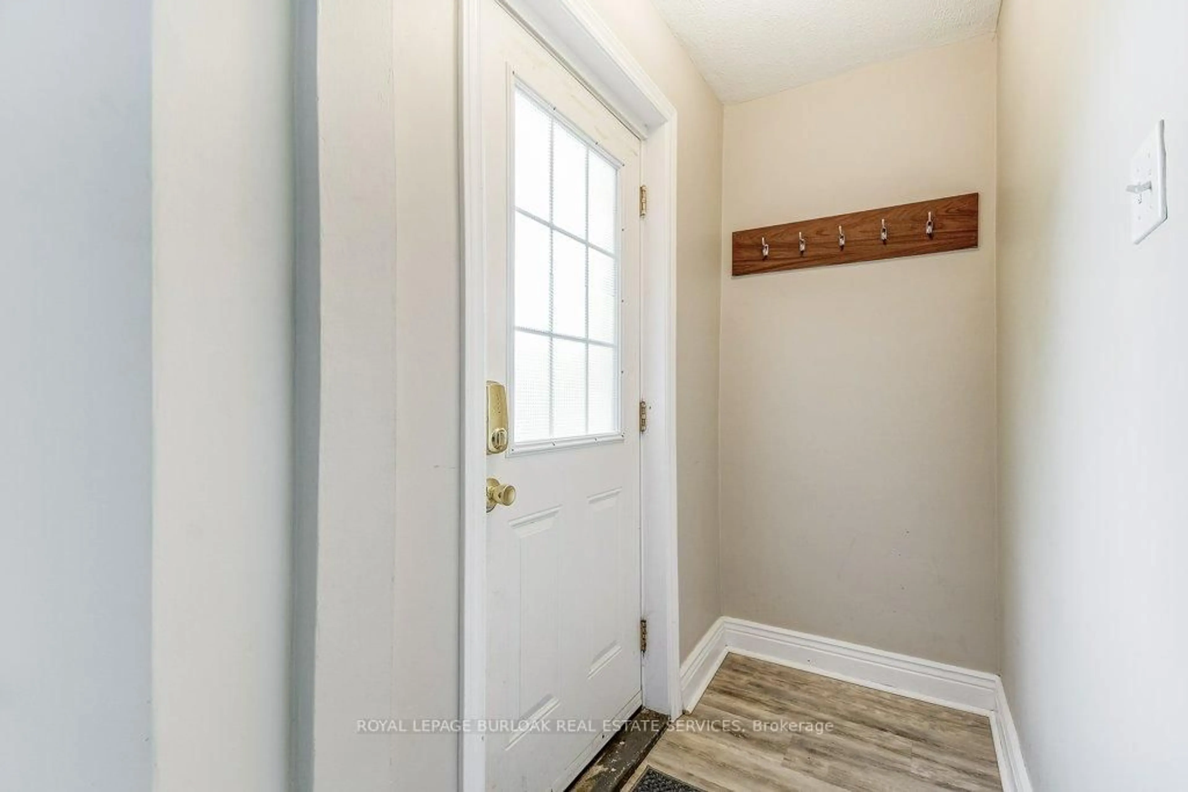 Indoor entryway for 15 Glenmount Ave, Hamilton Ontario L8S 2L3