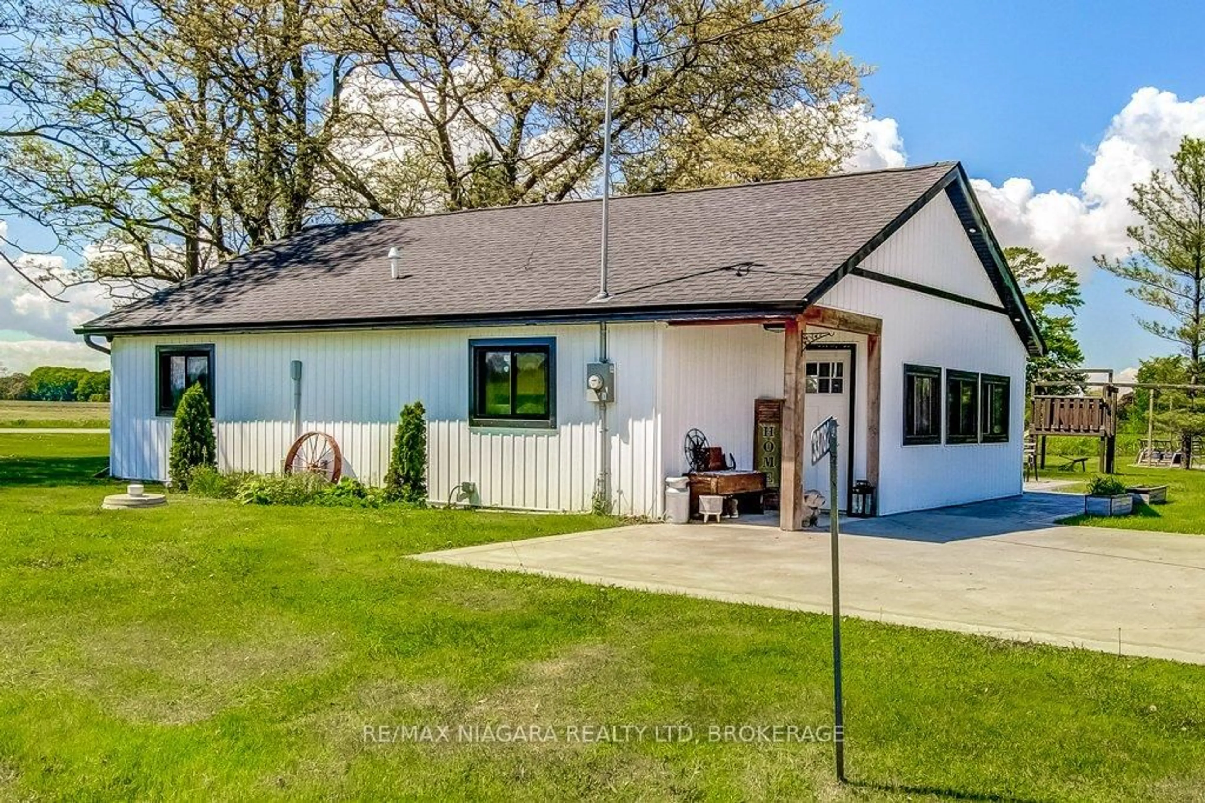 A pic from outside/outdoor area/front of a property/back of a property/a pic from drone, unknown for 33782 Bell Rd, Wainfleet Ontario L0S 1V0