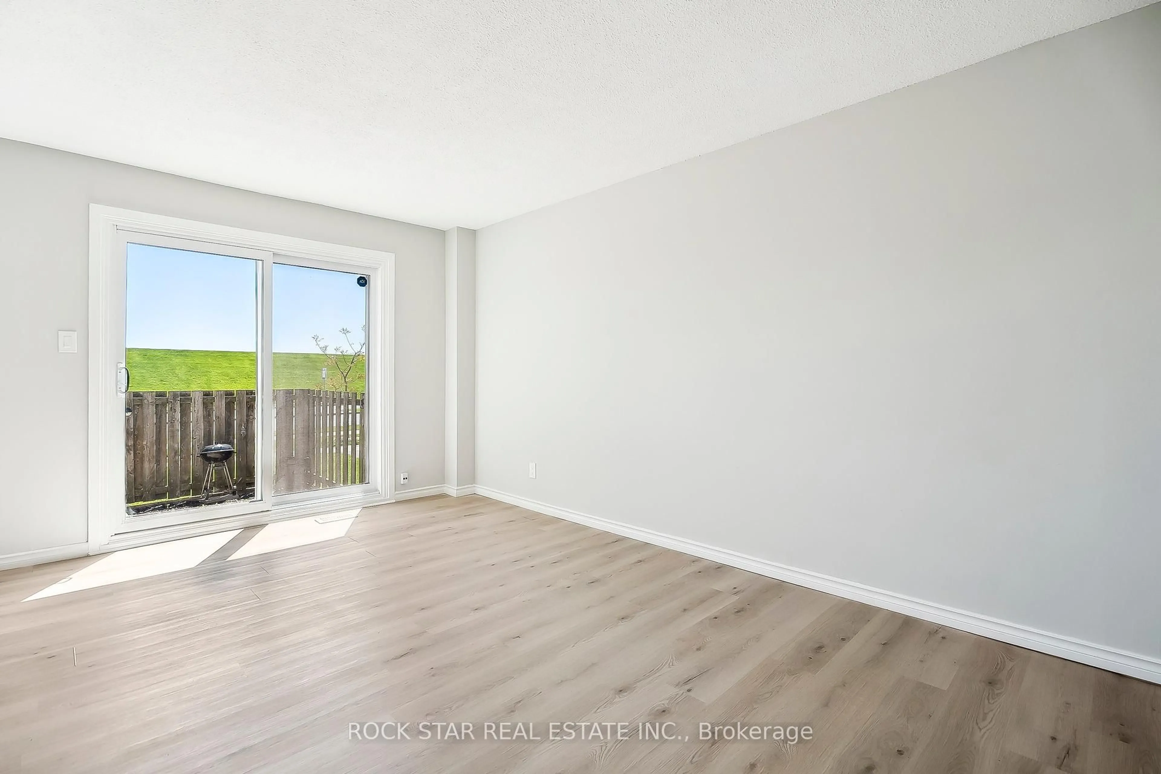 A pic of a room for 1420 Garth St #50, Hamilton Ontario L9B 1R6
