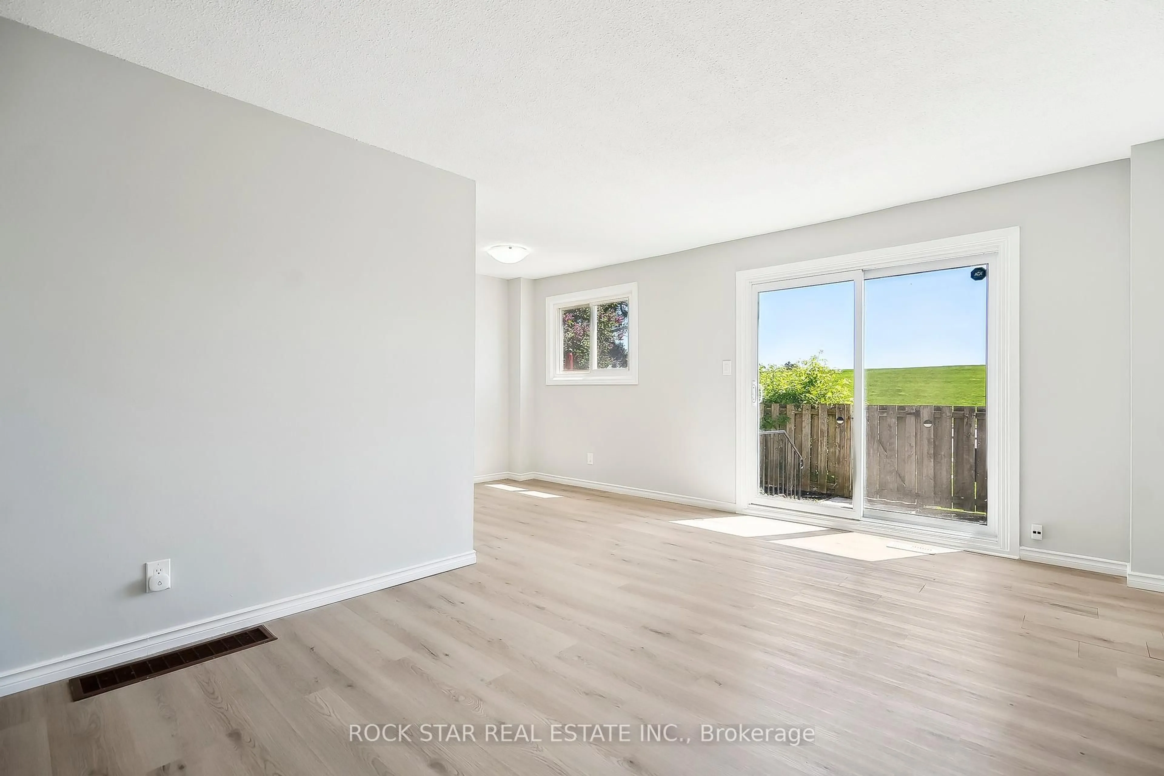 A pic of a room for 1420 Garth St #50, Hamilton Ontario L9B 1R6