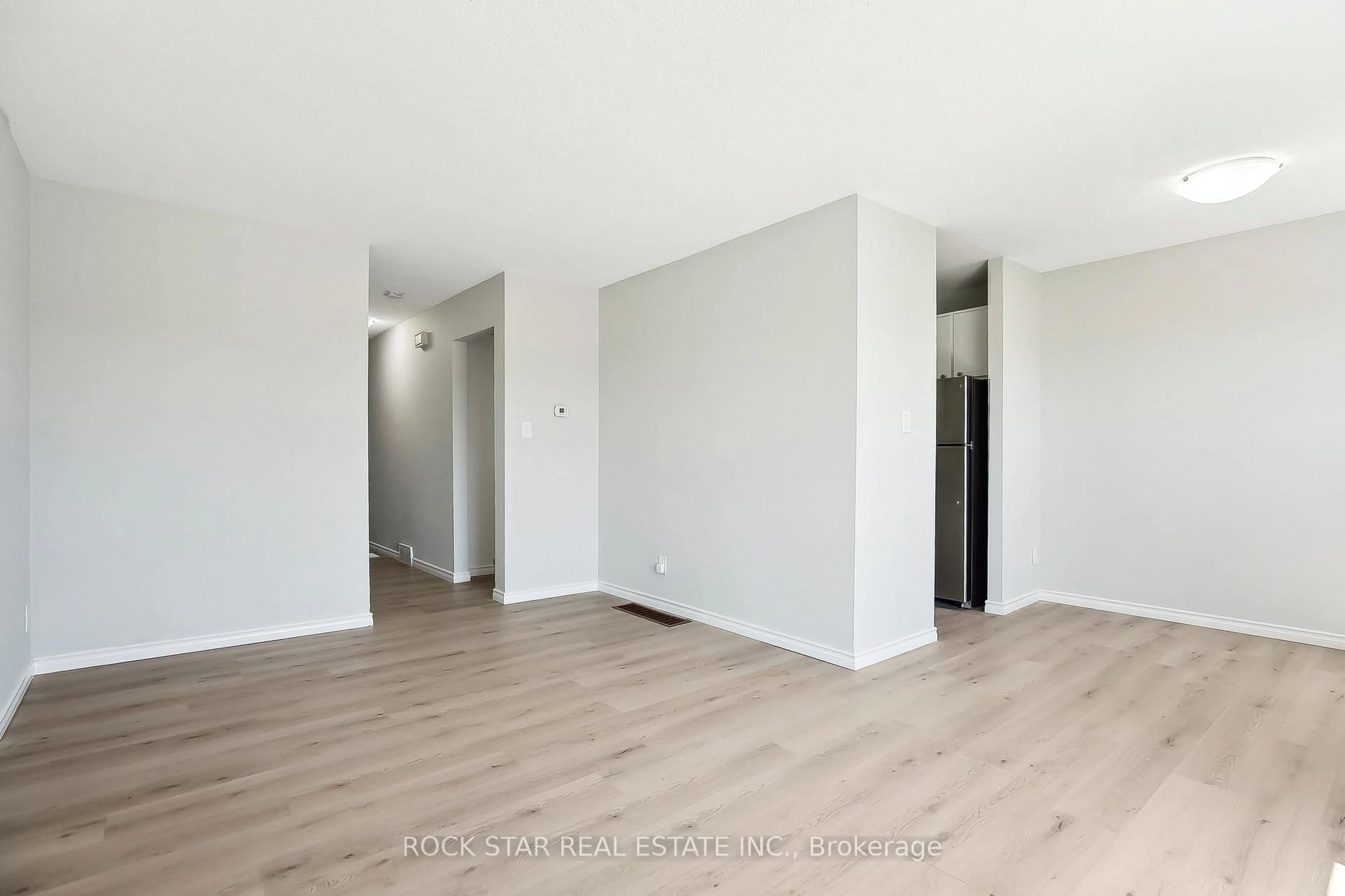A pic of a room for 1420 Garth St #50, Hamilton Ontario L9B 1R6