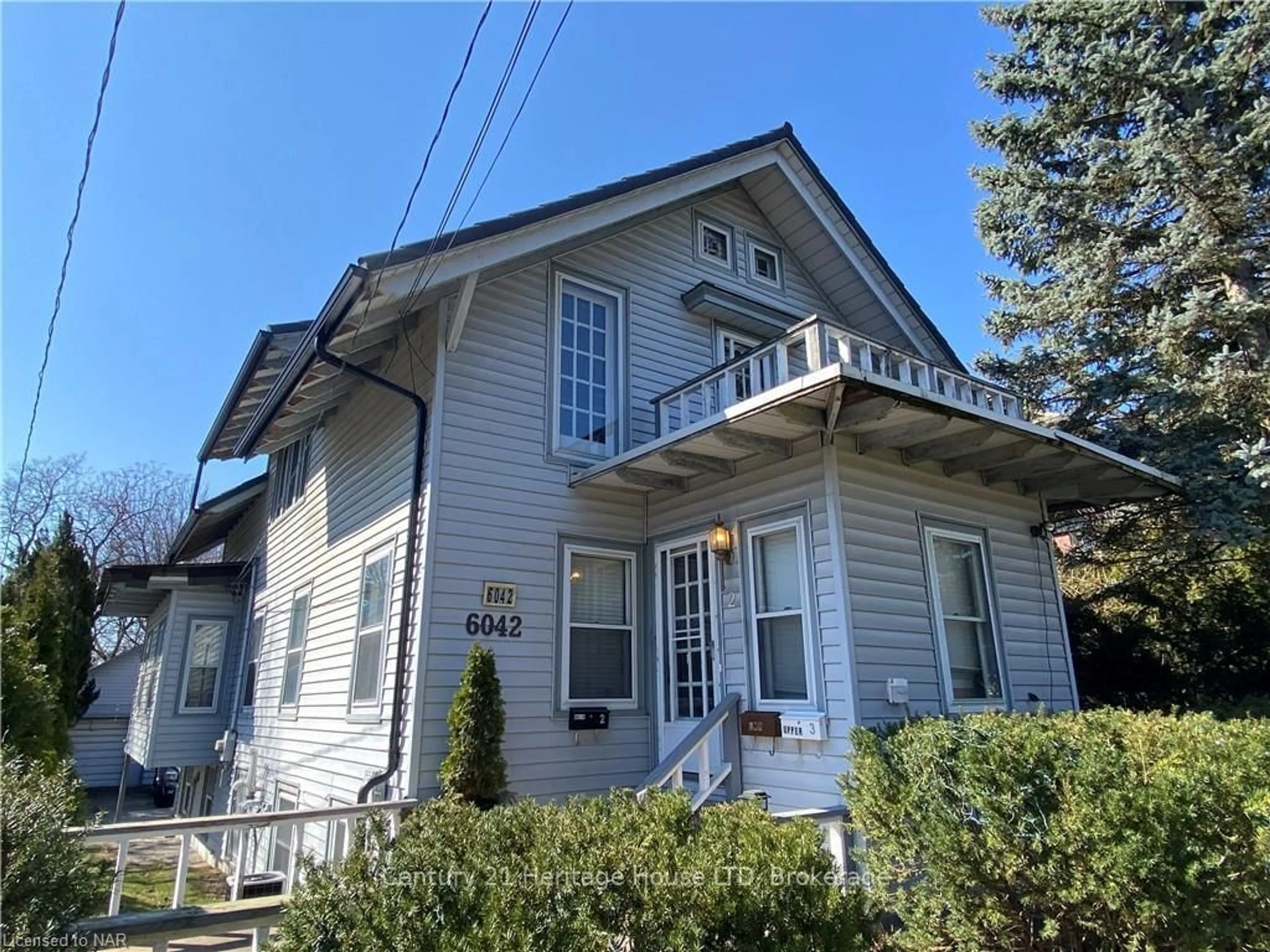 Home with vinyl exterior material, street for 6042 Culp St, Niagara Falls Ontario L2G 2B7