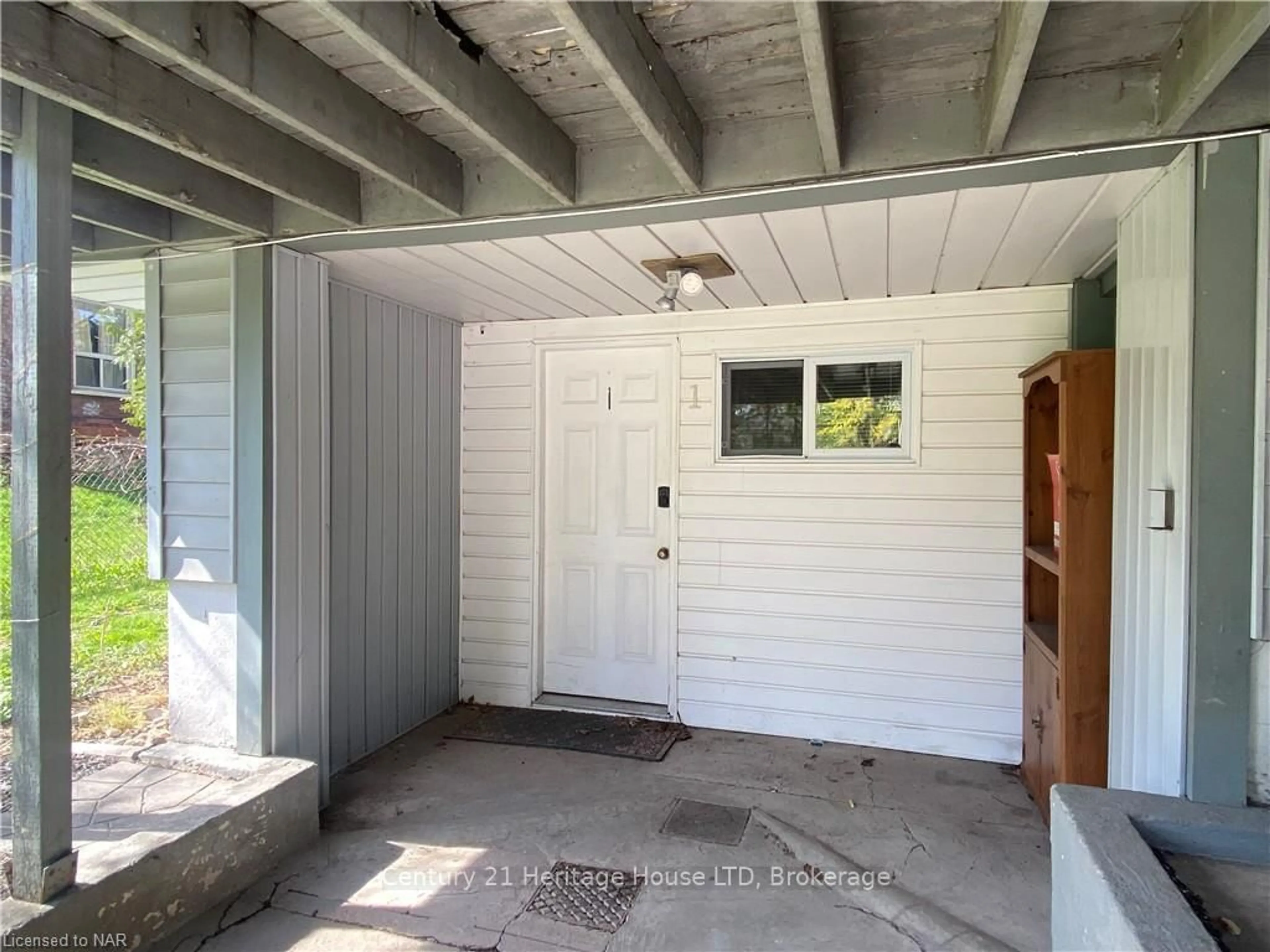 Indoor entryway for 6042 Culp St, Niagara Falls Ontario L2G 2B7
