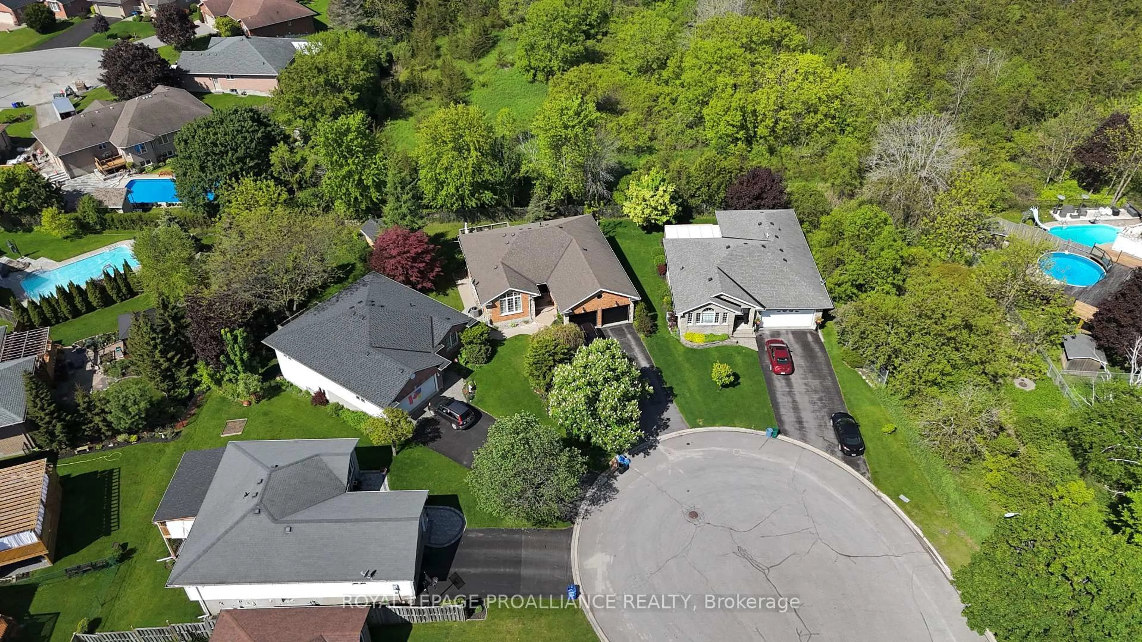 A pic from outside/outdoor area/front of a property/back of a property/a pic from drone, street for 21 Benson Crt, Belleville Ontario K8P 5J4