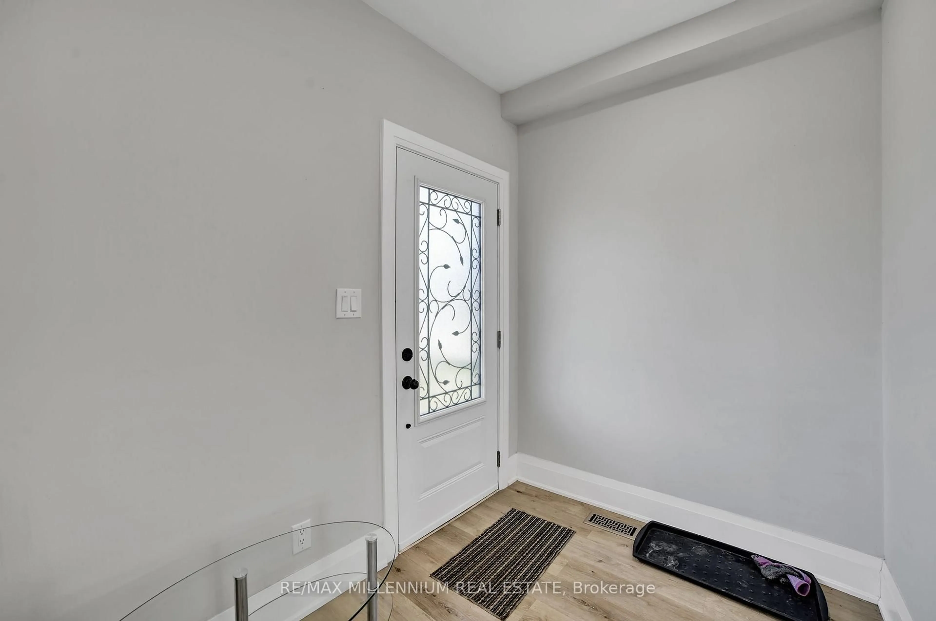 Indoor entryway for 28 Albemarle St, Hamilton Ontario L8L 7G4