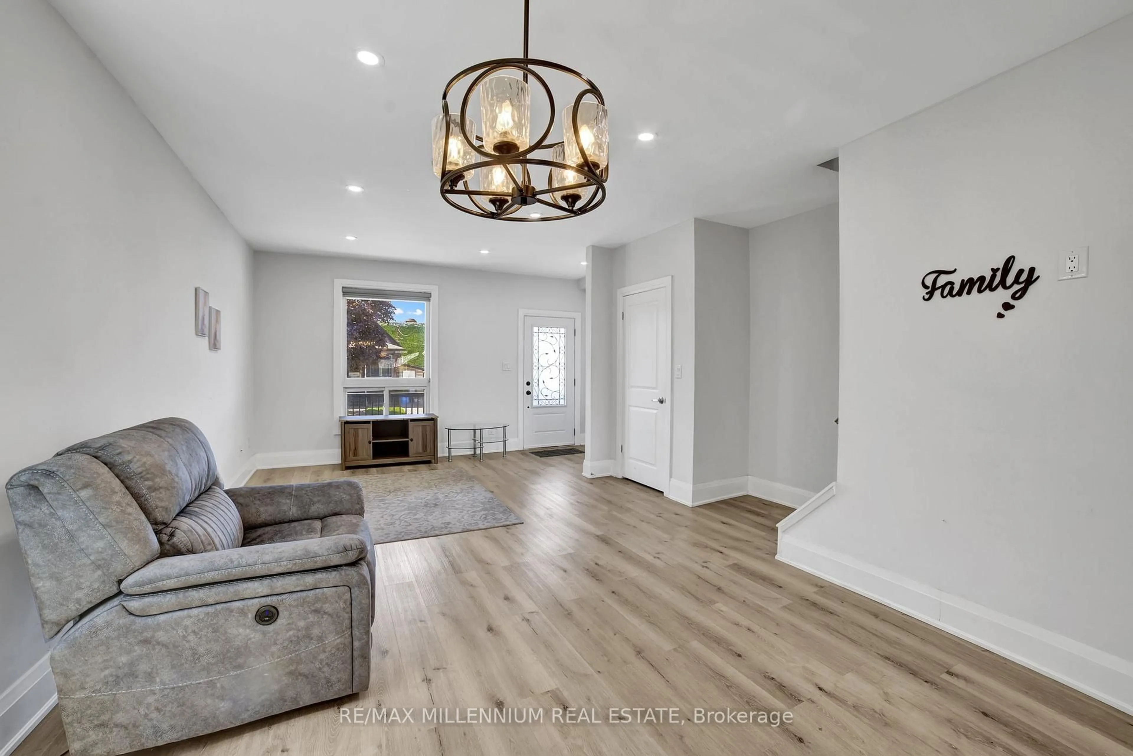 Living room with furniture, unknown for 28 Albemarle St, Hamilton Ontario L8L 7G4