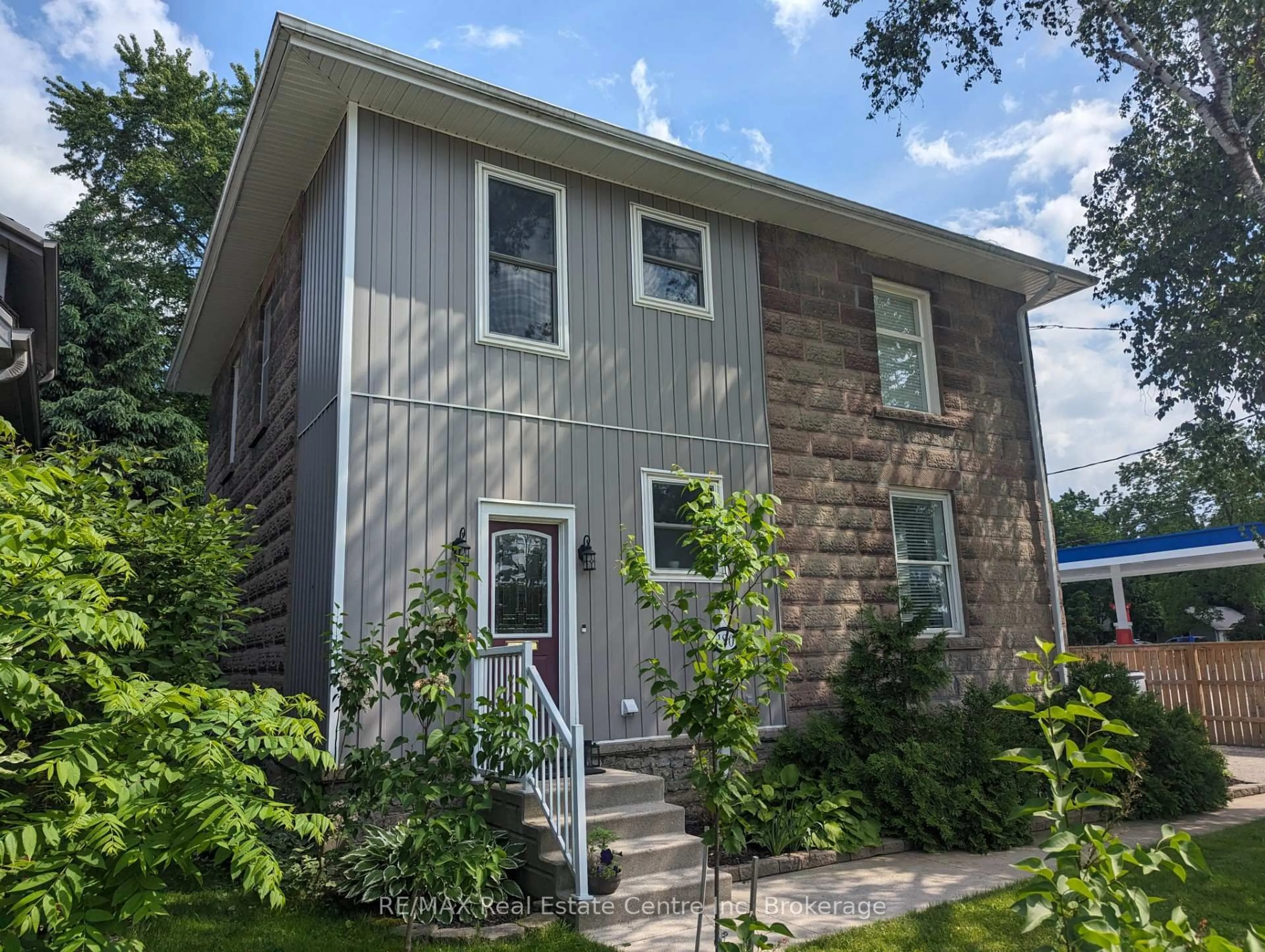 Home with vinyl exterior material, street for 180 Union St, Centre Wellington Ontario N1M 1V3
