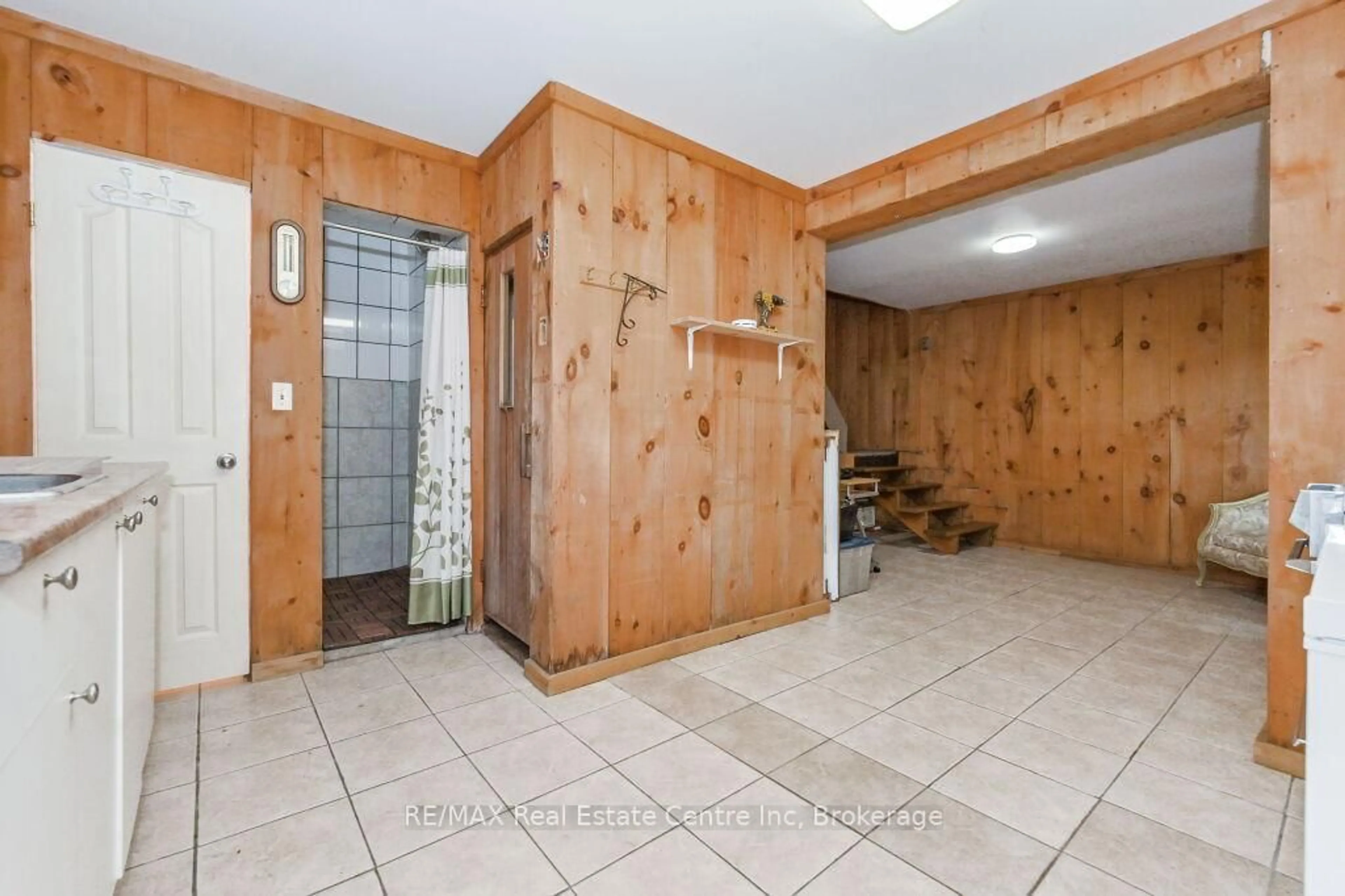 Indoor foyer for 180 Union St, Centre Wellington Ontario N1M 1V3