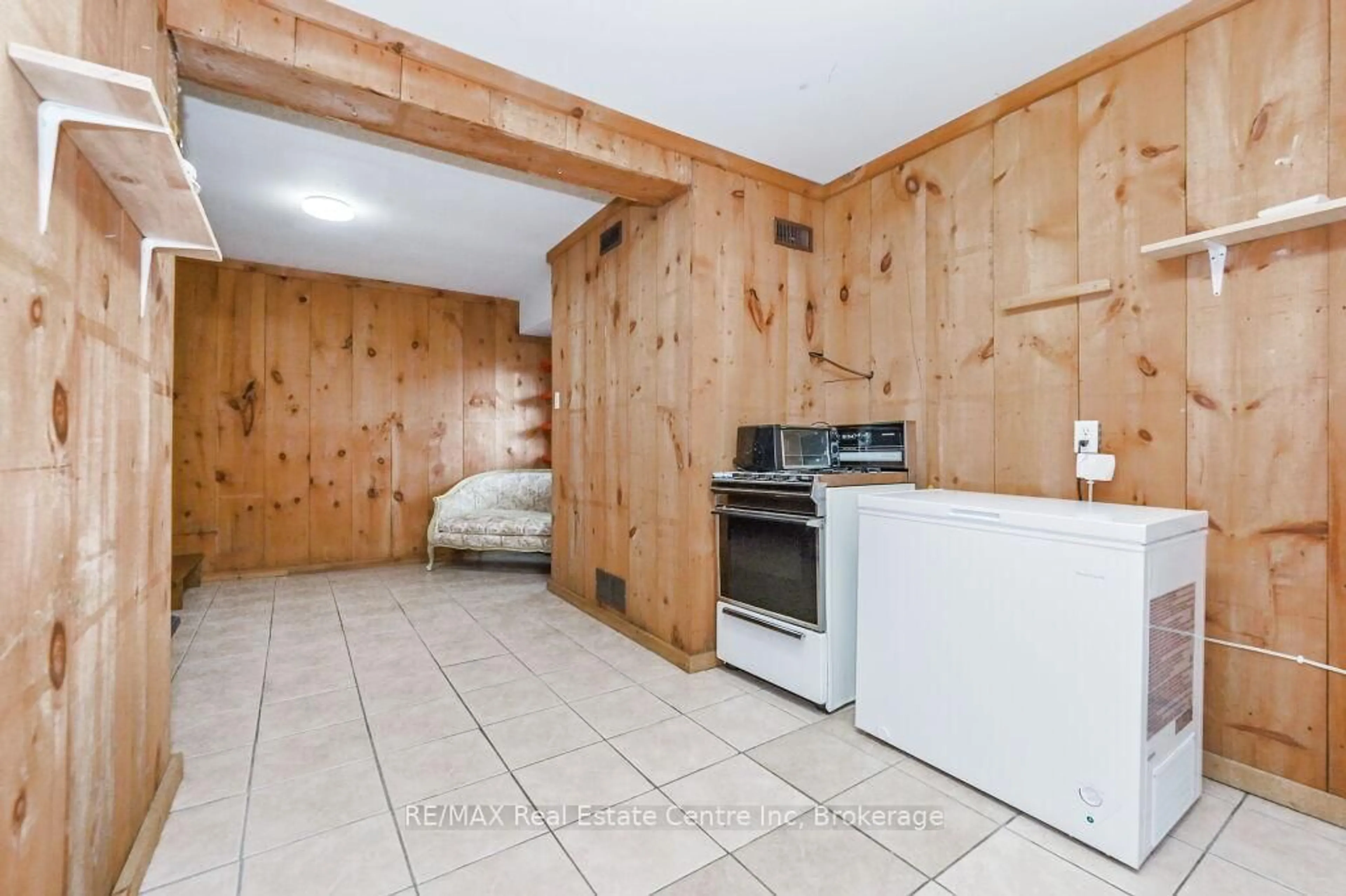 Standard kitchen, unknown for 180 Union St, Centre Wellington Ontario N1M 1V3