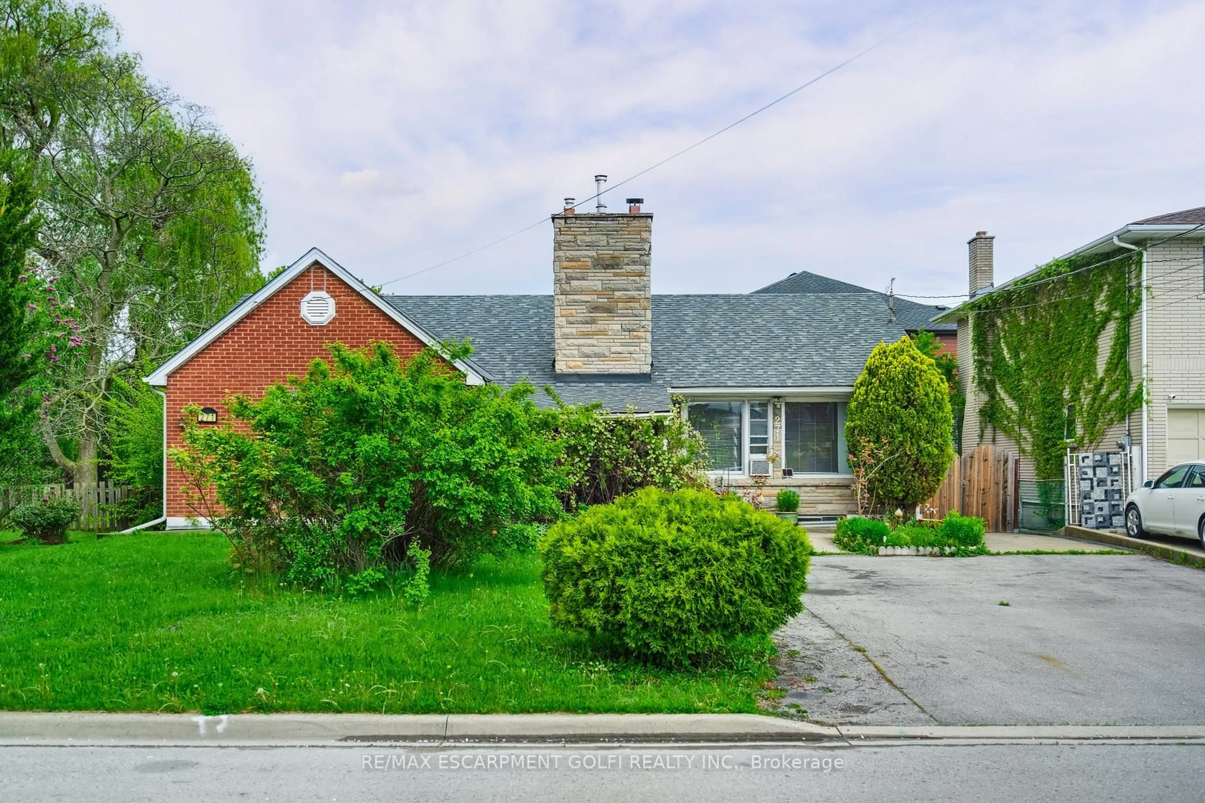 Home with brick exterior material, street for 271 Margaret Ave, Hamilton Ontario L8E 2J1