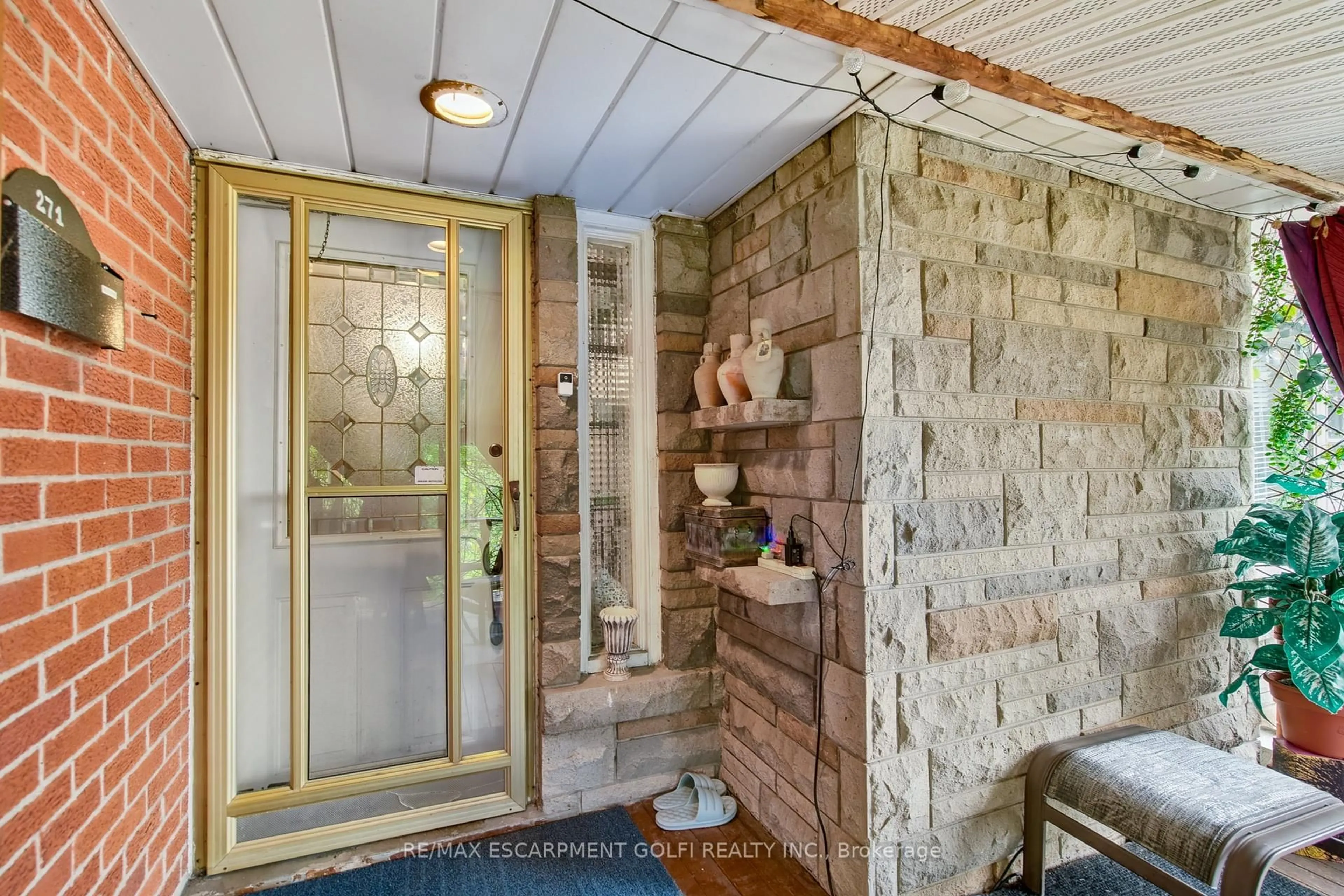 Indoor entryway for 271 Margaret Ave, Hamilton Ontario L8E 2J1