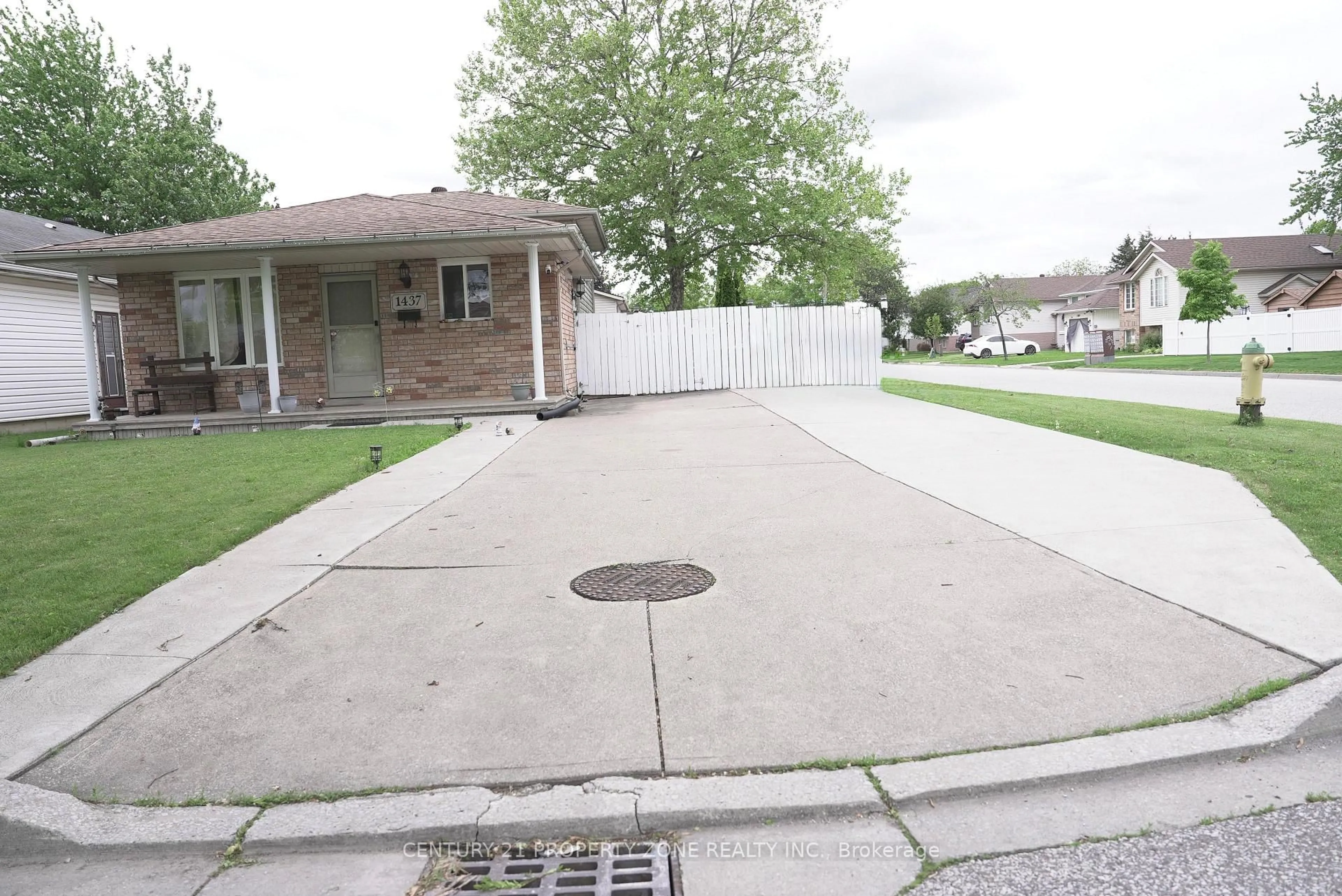 Patio, street for 1437 Hansen Cres, Windsor Ontario N8W 5P4
