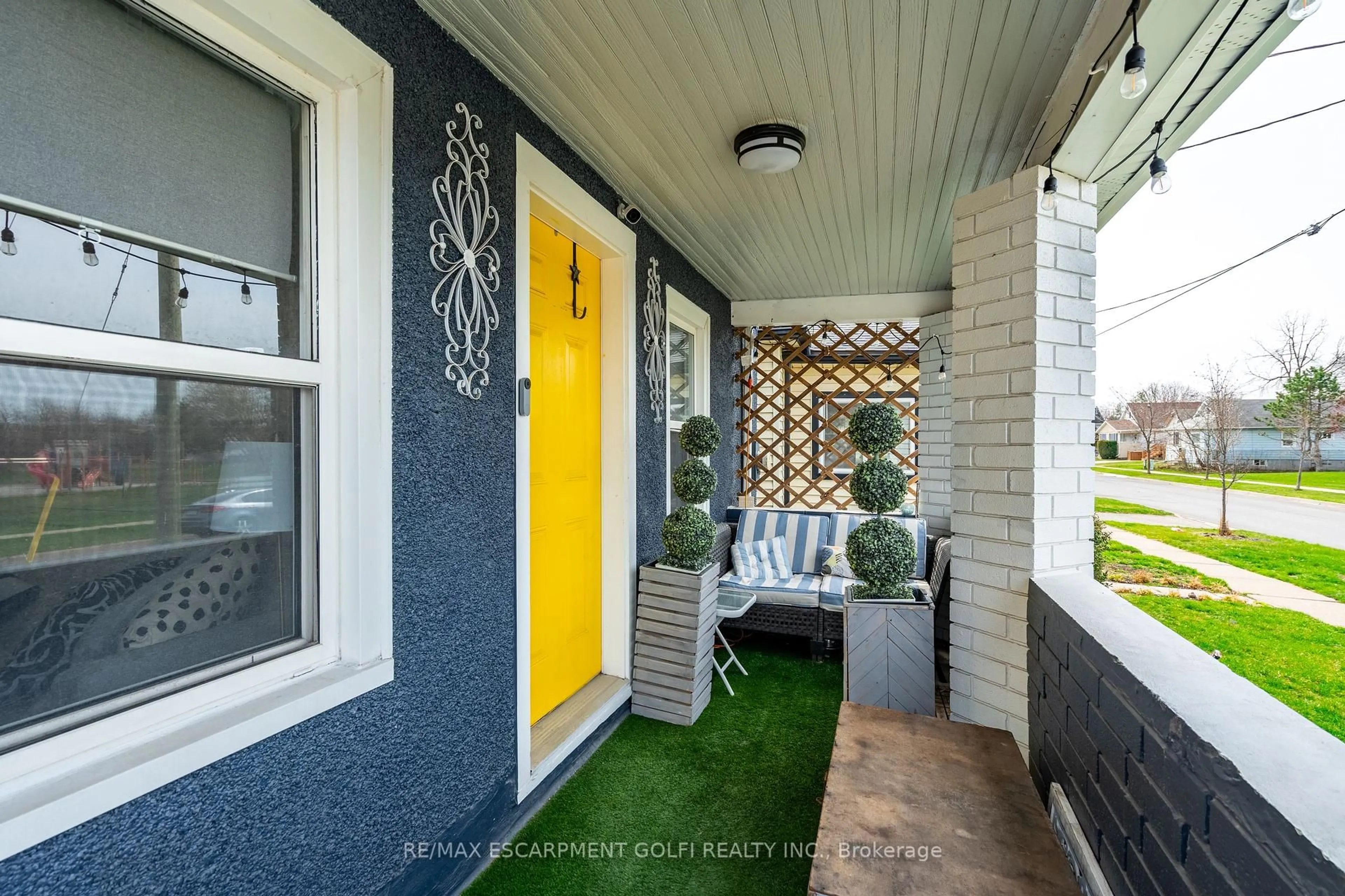 Indoor entryway for 80 HAYNES Ave, St. Catharines Ontario L2R 3Z3