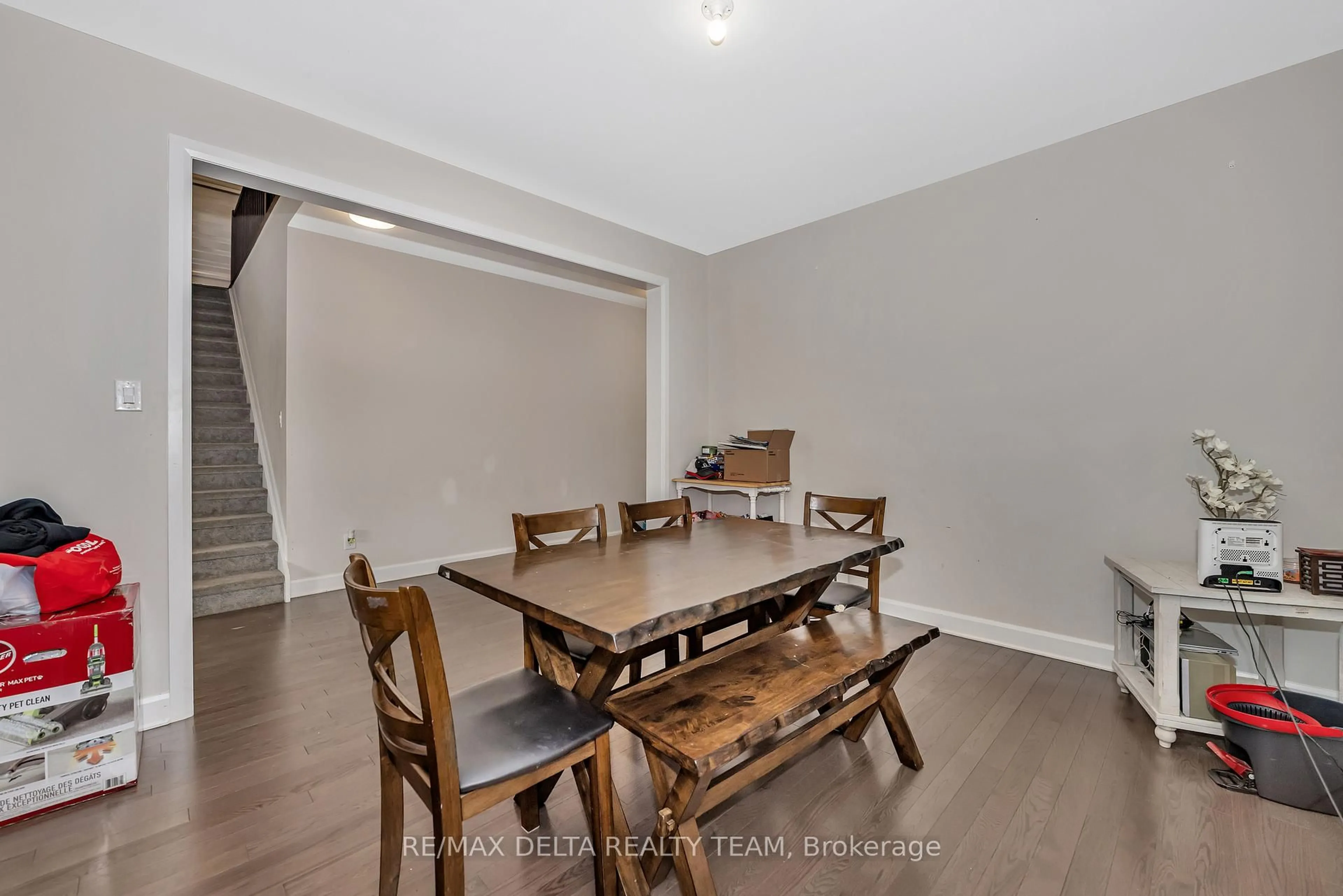 Dining room, wood/laminate floor for 801 Gamble Dr, Russell Ontario K4R 0G6