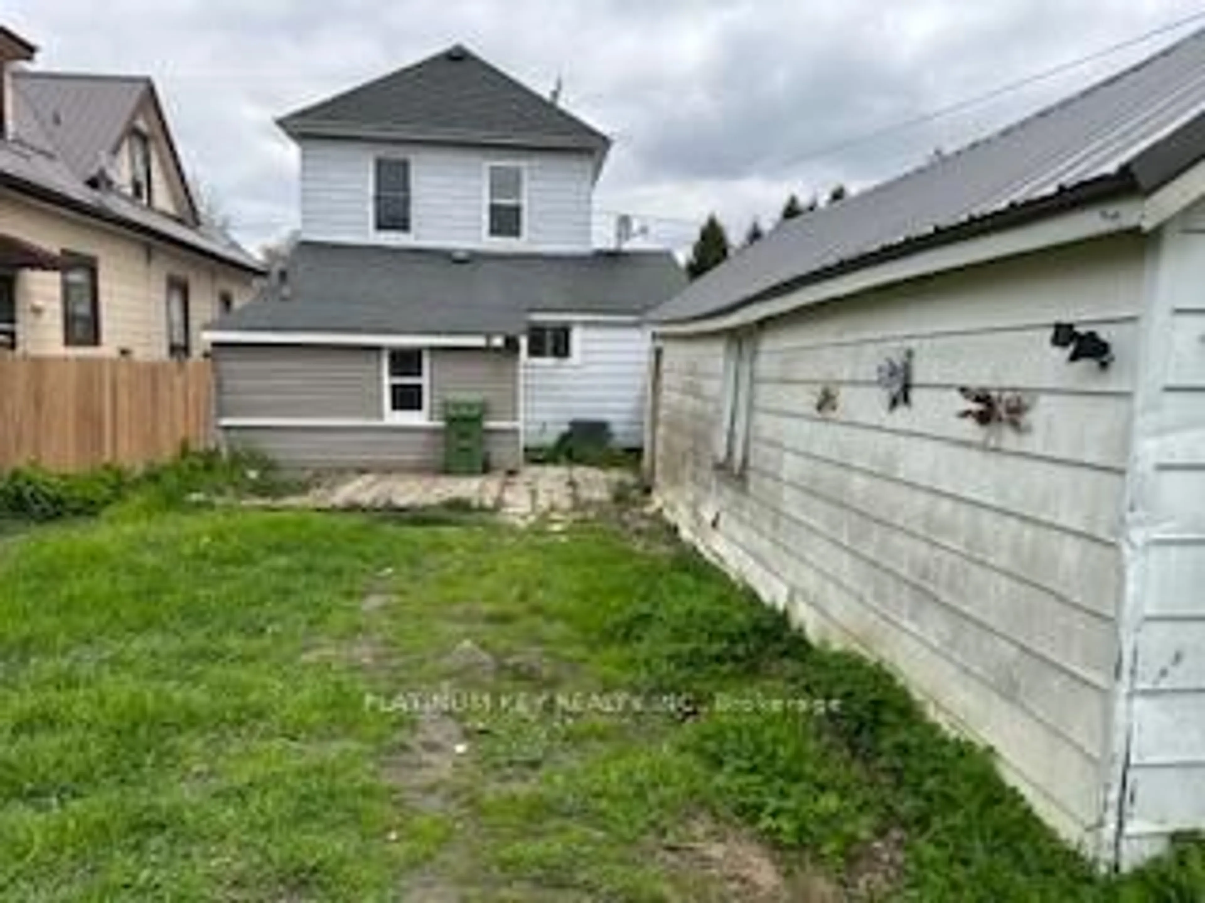 A pic from outside/outdoor area/front of a property/back of a property/a pic from drone, street for 126 Manitoba St, St. Thomas Ontario N5P 3A4