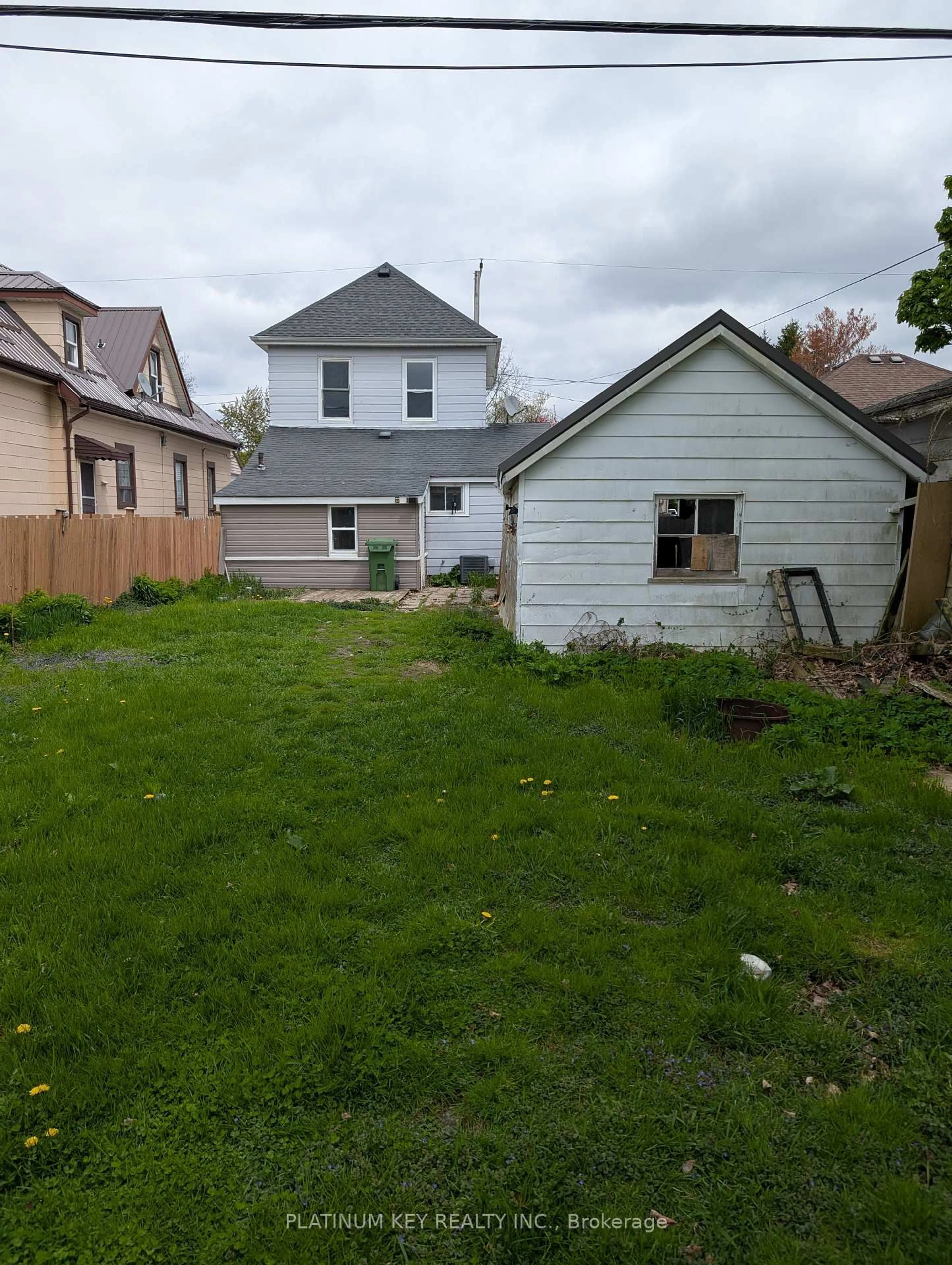 Home with vinyl exterior material, street for 126 Manitoba St, St. Thomas Ontario N5P 3A4