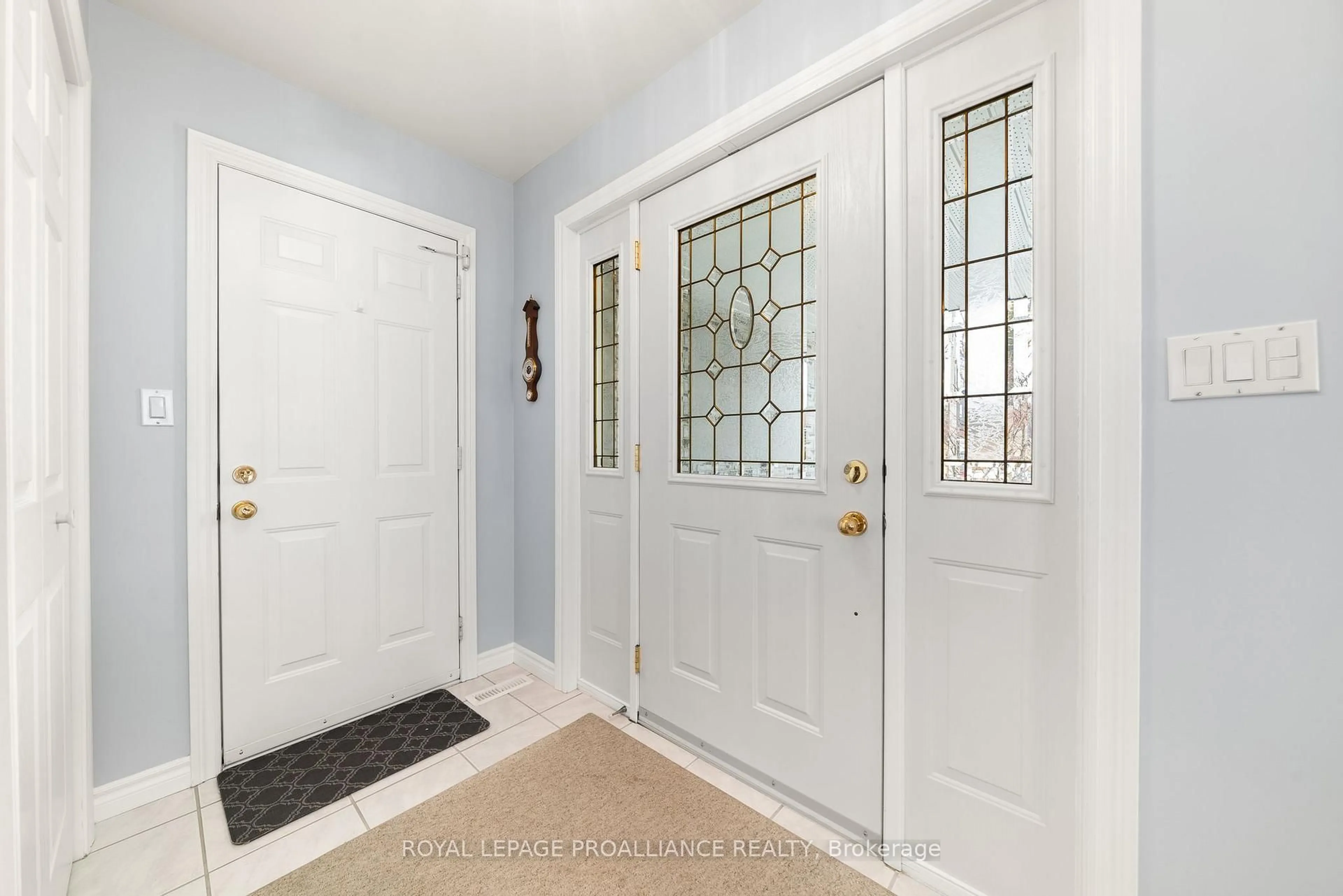 Indoor entryway for 21 Grosvenor Dr, Belleville Ontario K8P 5K3