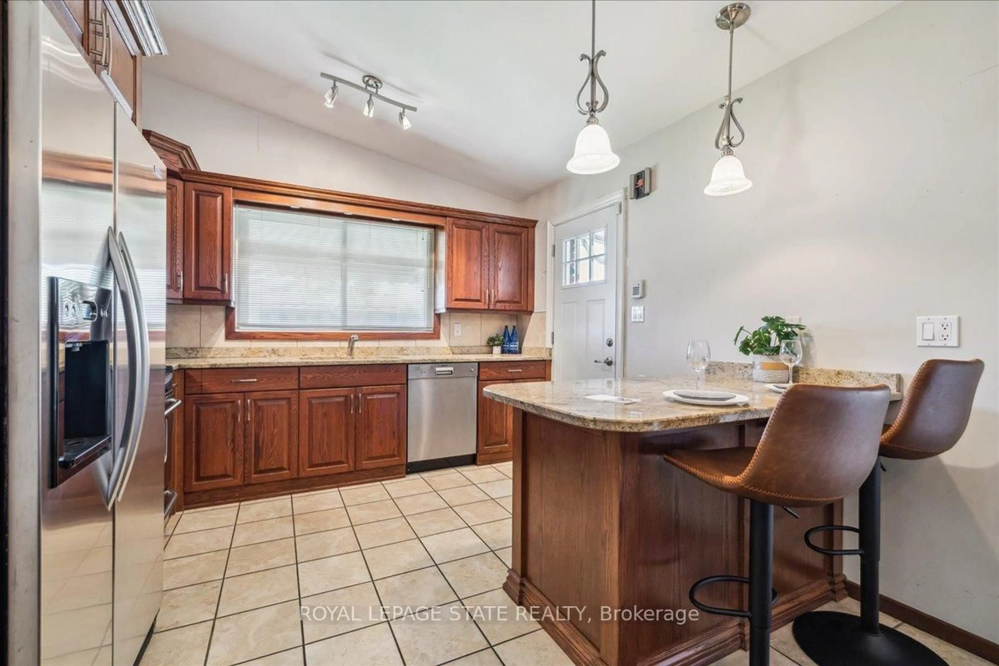 Standard kitchen, ceramic/tile floor for 108 Nash Rd, Hamilton Ontario L8K 4J7