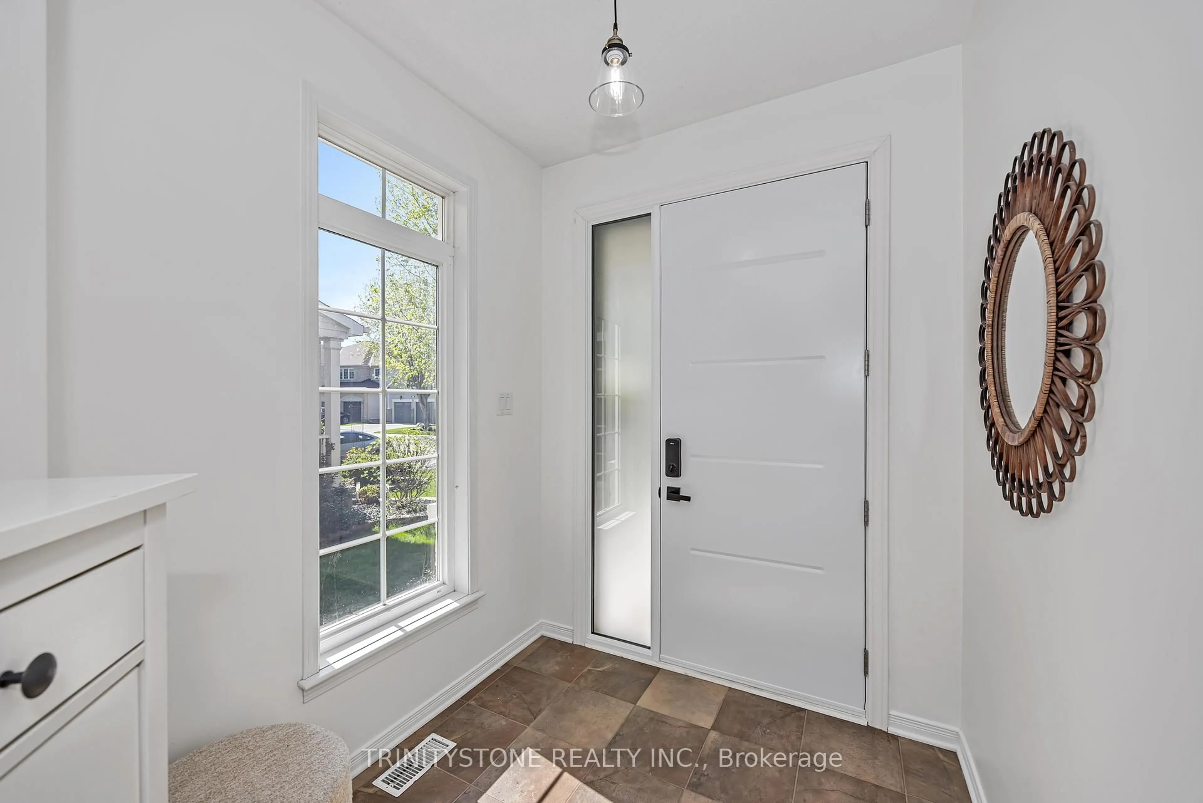 Indoor entryway for 518 Dalewood Cres, Ottawa Ontario K2S 0L3