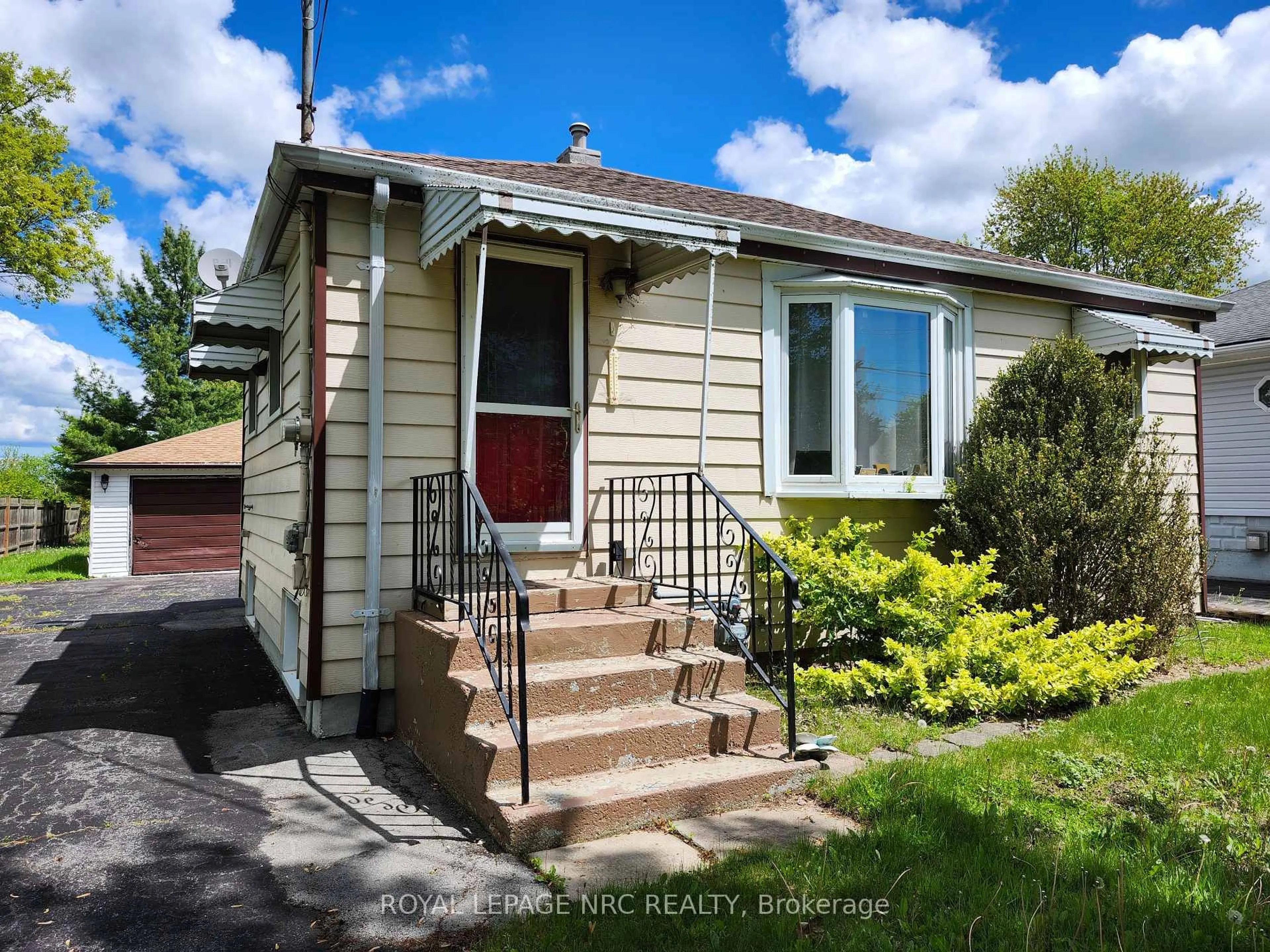 Home with vinyl exterior material, street for 1384 Killaly St, Port Colborne Ontario L3K 5V3