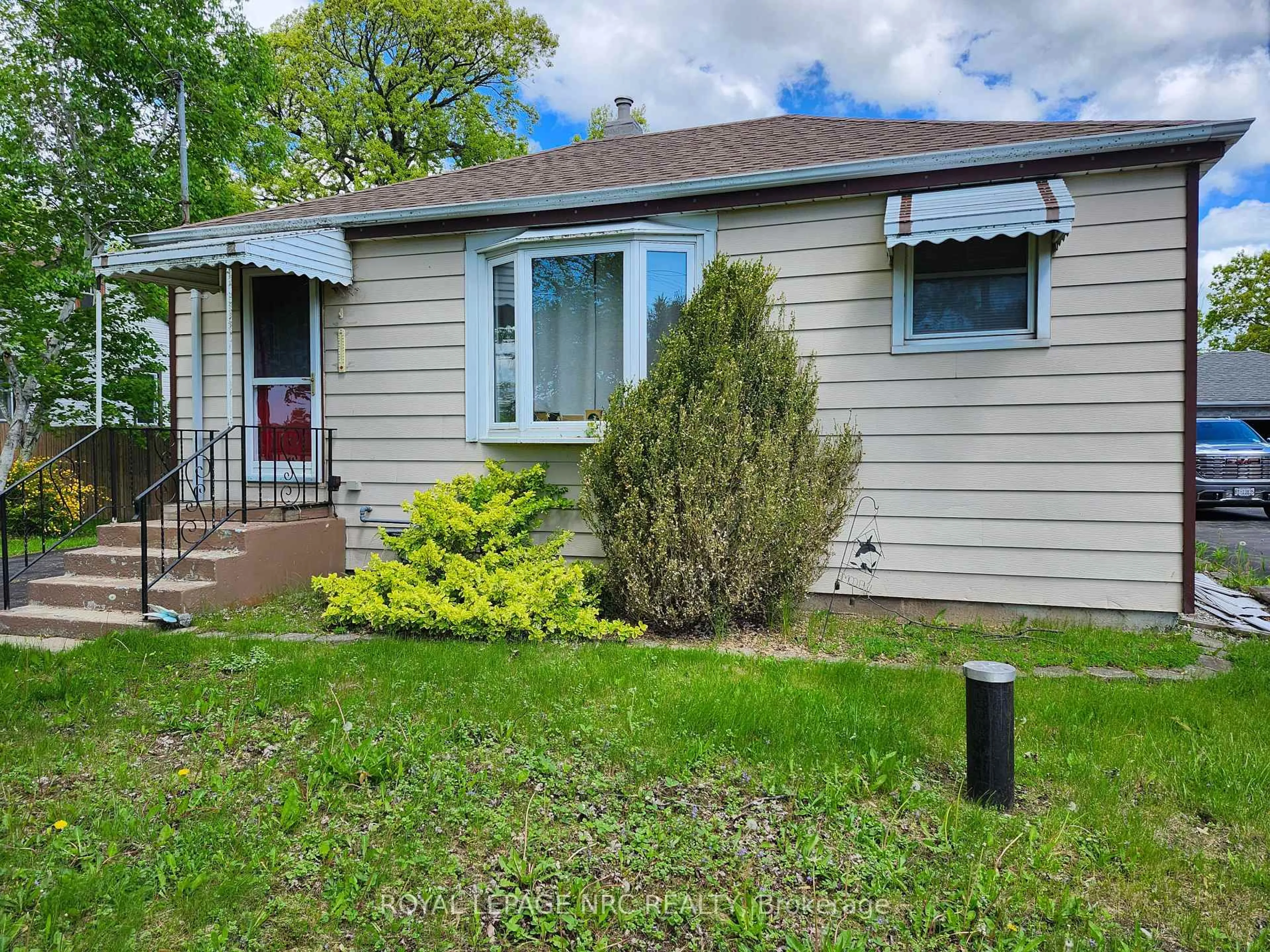 Home with vinyl exterior material, street for 1384 Killaly St, Port Colborne Ontario L3K 5V3