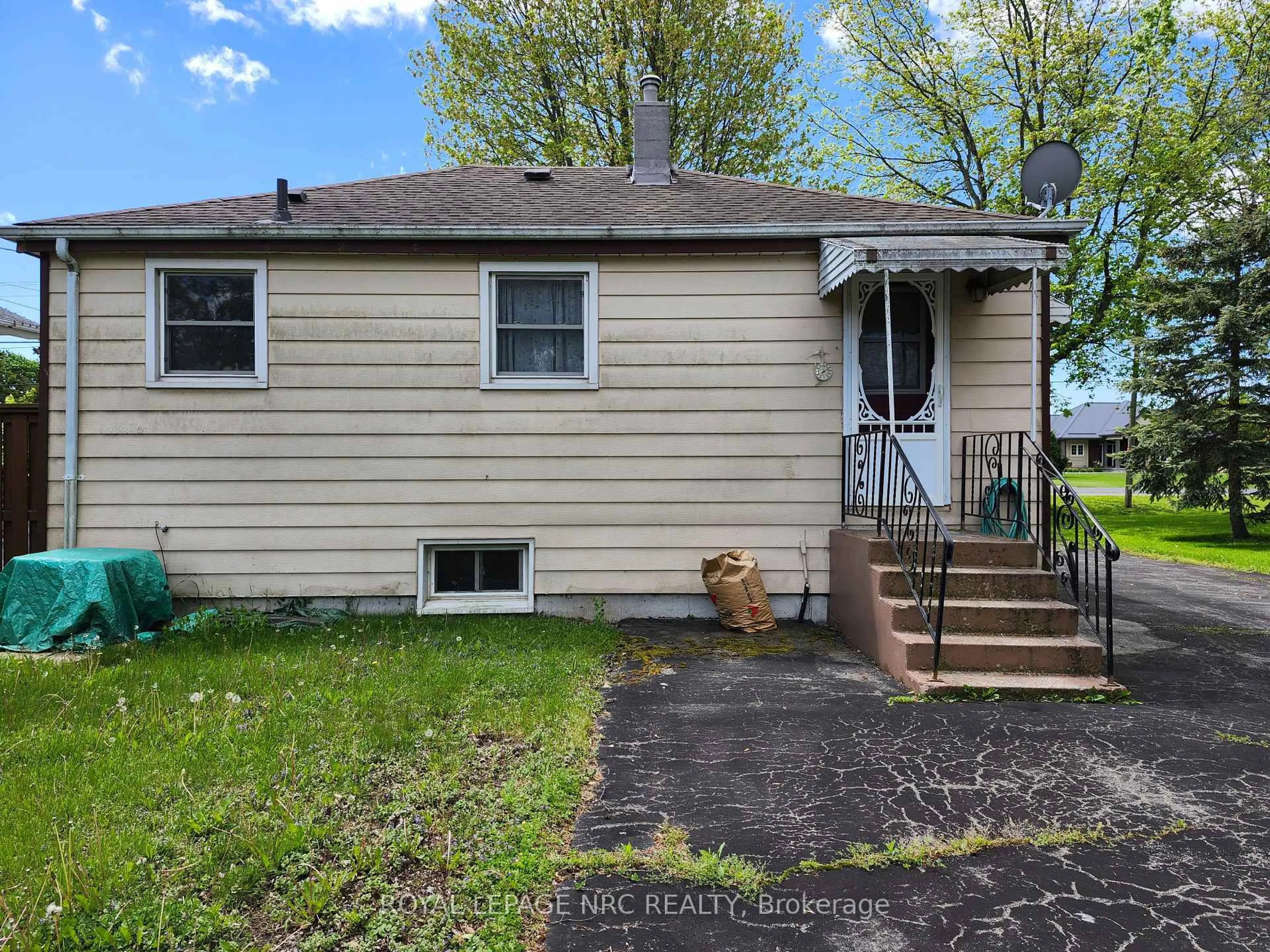 Home with vinyl exterior material, street for 1384 Killaly St, Port Colborne Ontario L3K 5V3